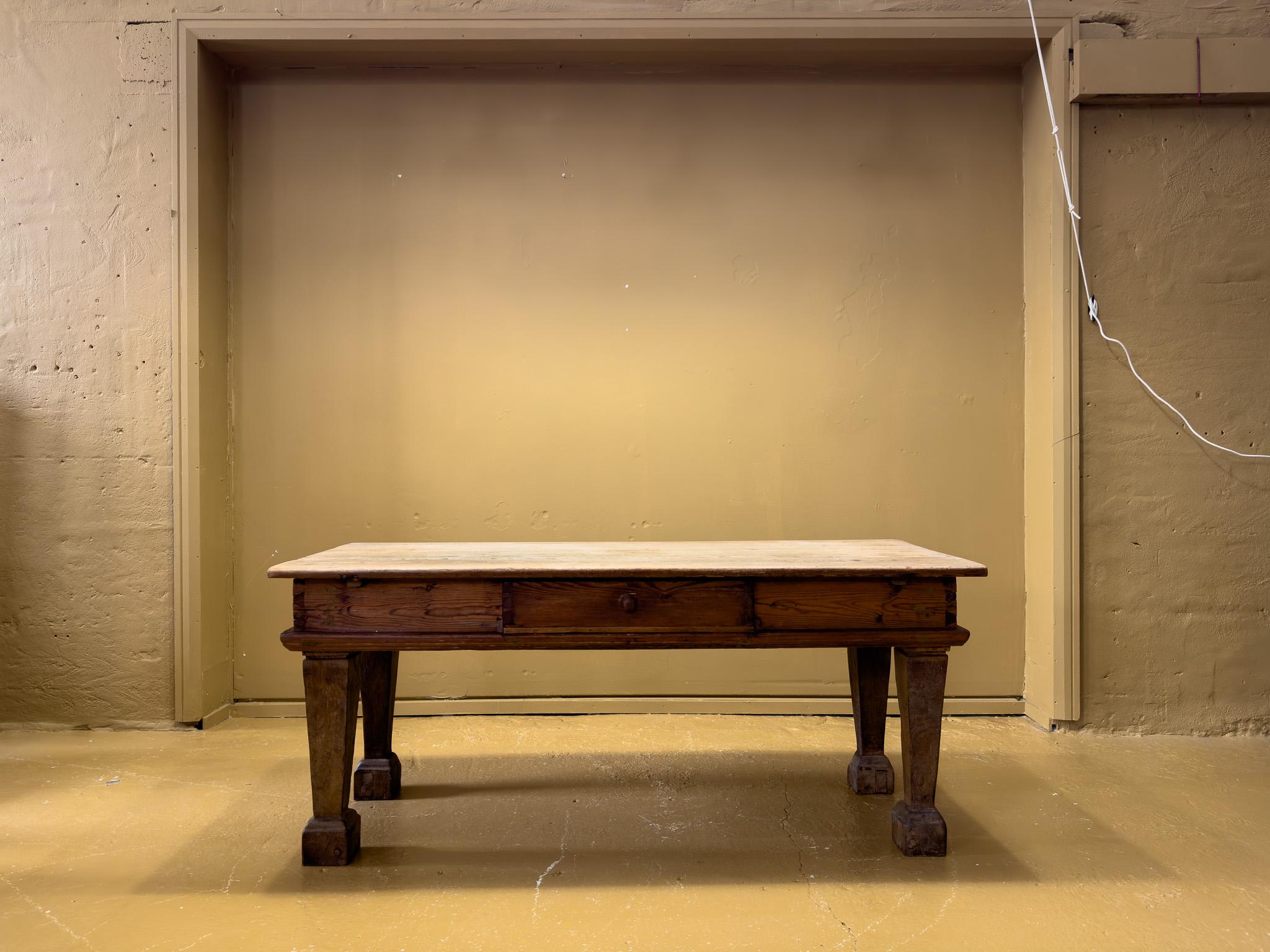Cette remarquable table de salle à manger baroque en chêne du XVIIIe siècle est un véritable témoignage du savoir-faire et de l'élégance du design danois de l'époque. Avec sa construction robuste et ses détails complexes, cette table allie