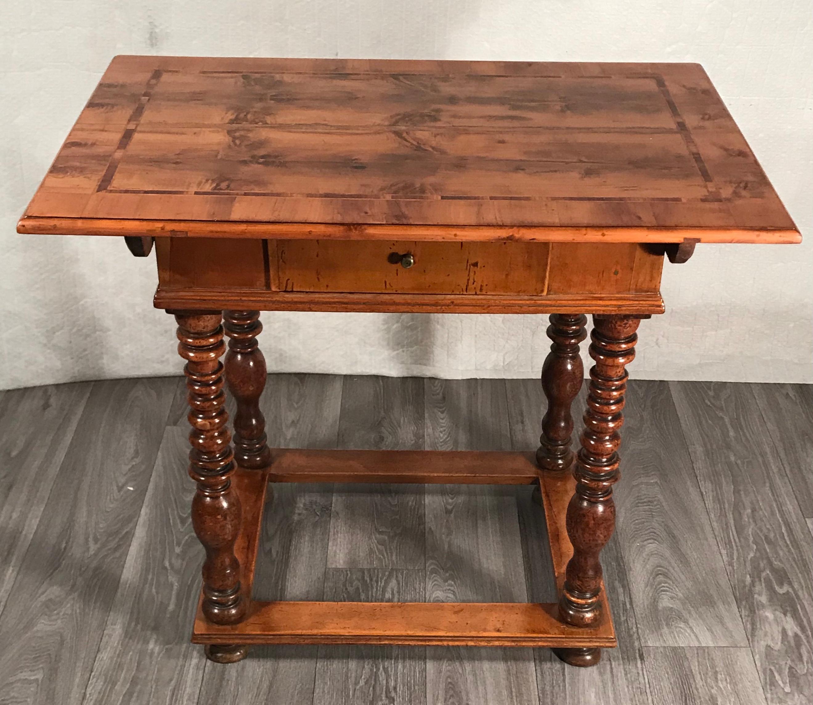 Barocktisch, Süddeutschland, 1750. Dieser originale Tisch aus dem 18. Jahrhundert stammt wahrscheinlich aus der Region Augsburg in Bayern.
Die schöne rechteckige Platte steht auf dem originalen gedrechselten Eichenholzsockel. Die Platte selbst ist