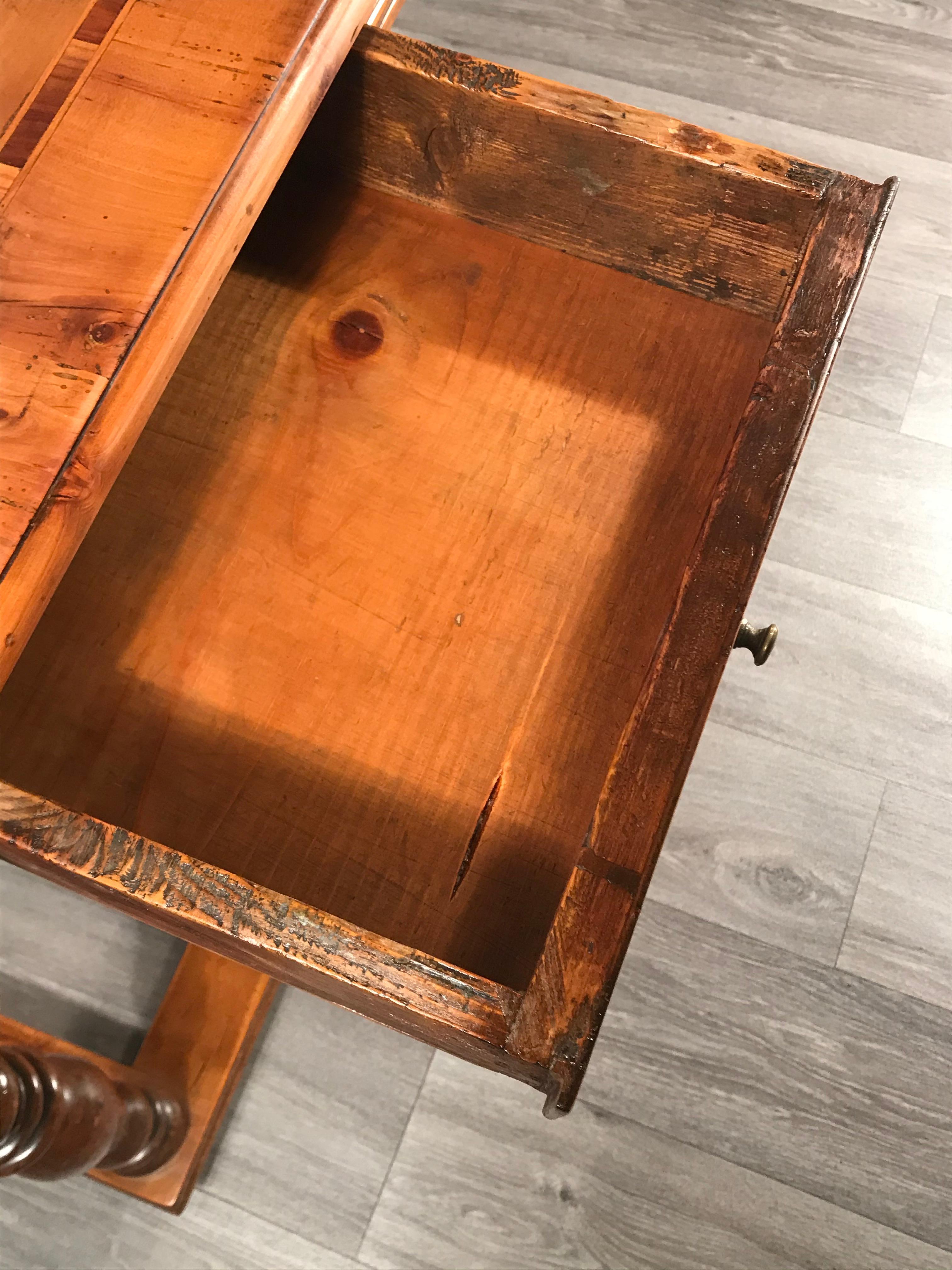 Sculpté à la main Table baroque en noyer, Allemagne du Sud, région d'Augsbourg, 1750 en vente