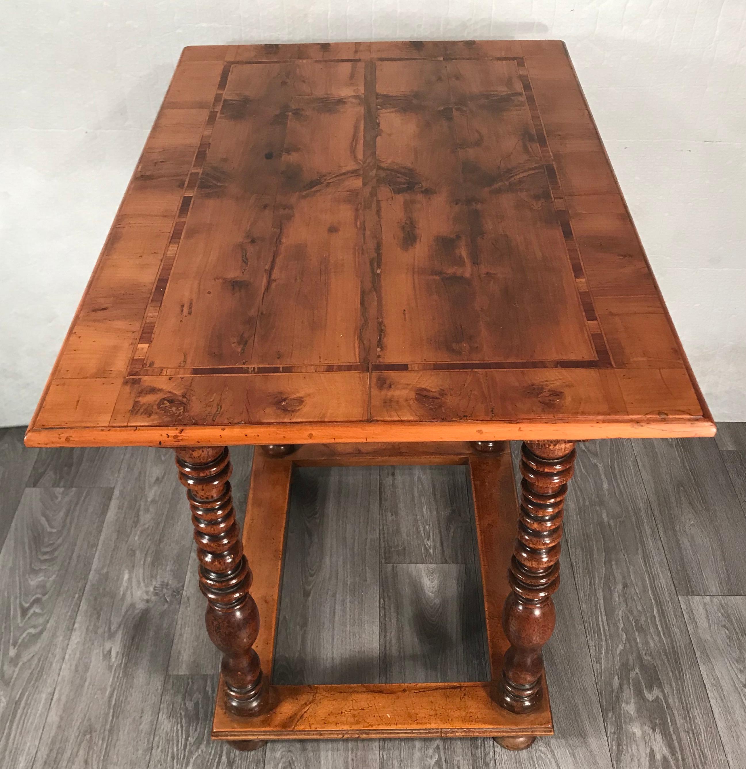 Milieu du XVIIIe siècle Table baroque en noyer, Allemagne du Sud, région d'Augsbourg, 1750 en vente
