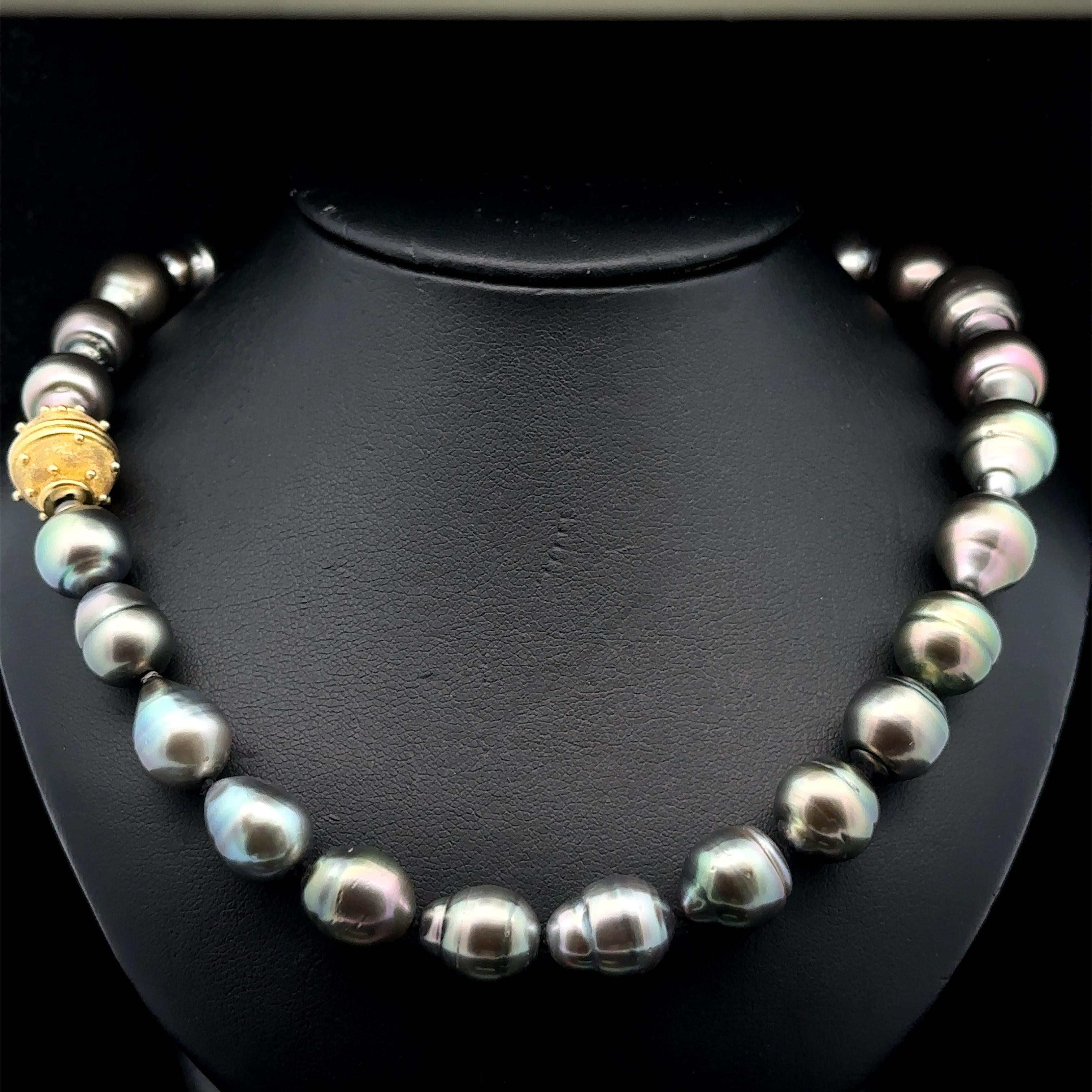 --Pietre: --
(28) Autentiche perle di Tahiti coltivate - Forme barocche a coste - Colore grigio con sfumature verdi e rosa - Bella lucentezza - 10,6-13,6 mm (circa)

Materiale: Corda con chiusura a mano in oro giallo massiccio 18k
Peso: 67,6 grammi