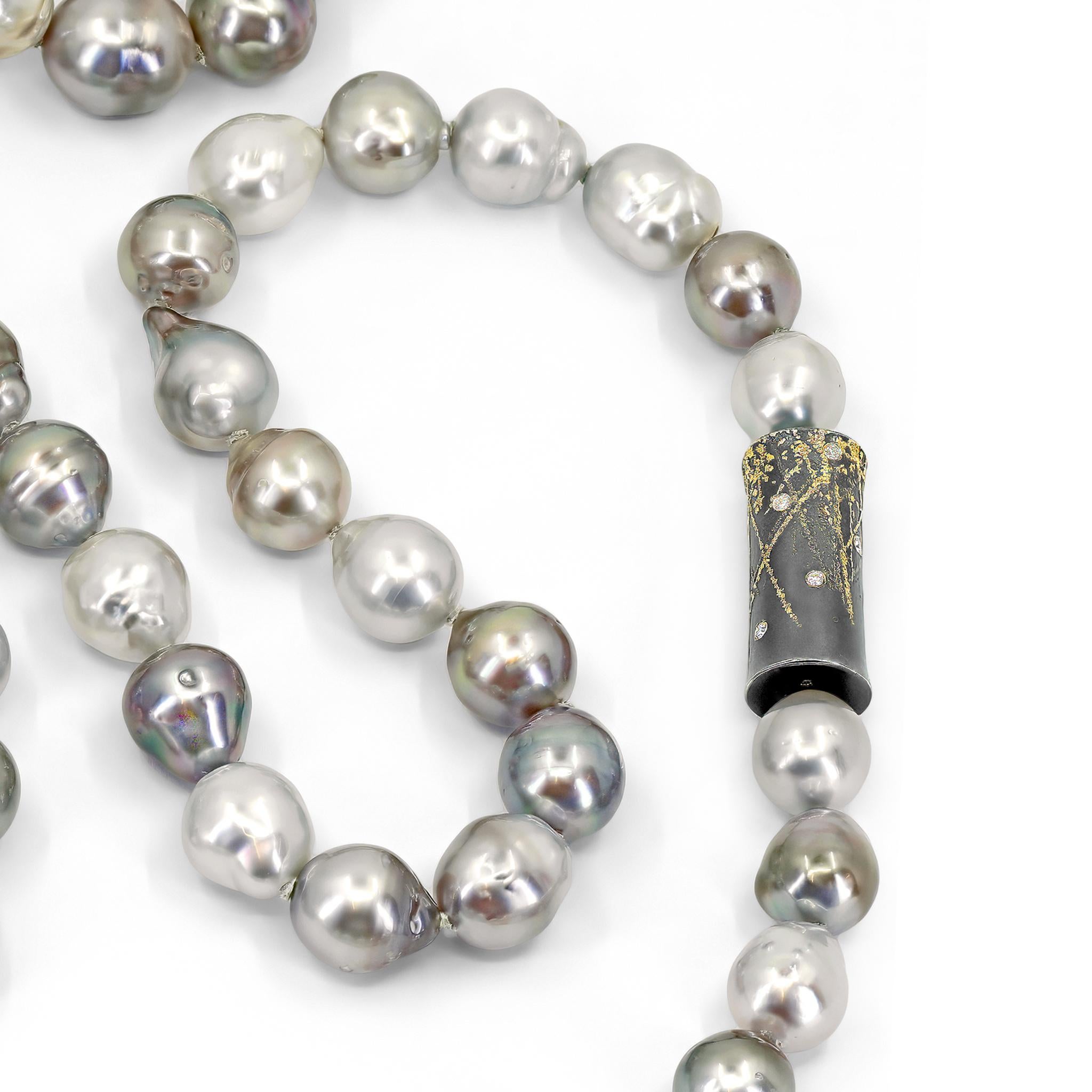 Collar único fabricado a mano en Alemania por el galardonado joyero Peter Schmid, del mundialmente conocido Atelier Zobel, que exhibe un espectacular collar de 67 perlas de Tahití de 10 mm a 11,5 mm bellamente combinadas, con colores que van desde