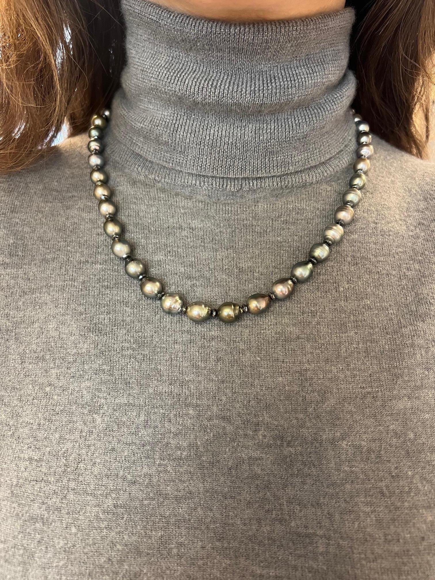 Diese elegante 21-Zoll-Halskette besticht durch eine Kombination aus grauen Barockperlen und facettierten flachen Hämatitperlen, die in einem raffinierten Wechselmuster angeordnet sind. Die leuchtend grauen Perlen, jede einzigartig geformt, strahlen