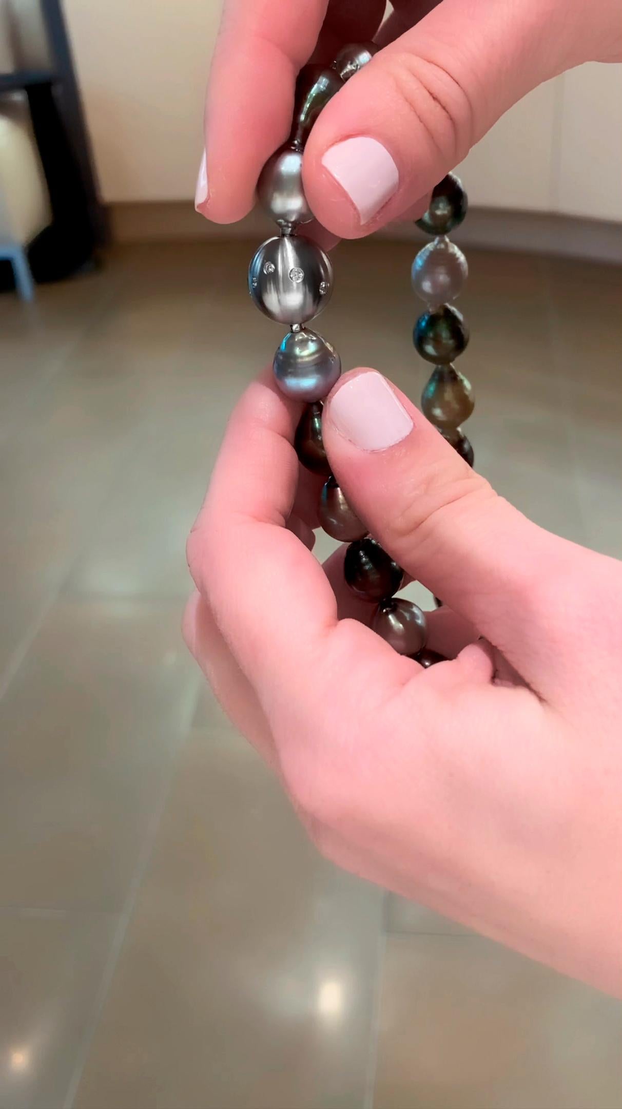 Barock-Halskette mit verstecktem Verschluss aus Tahiti + Südseeperlen und weißen Diamanten (Brillantschliff)