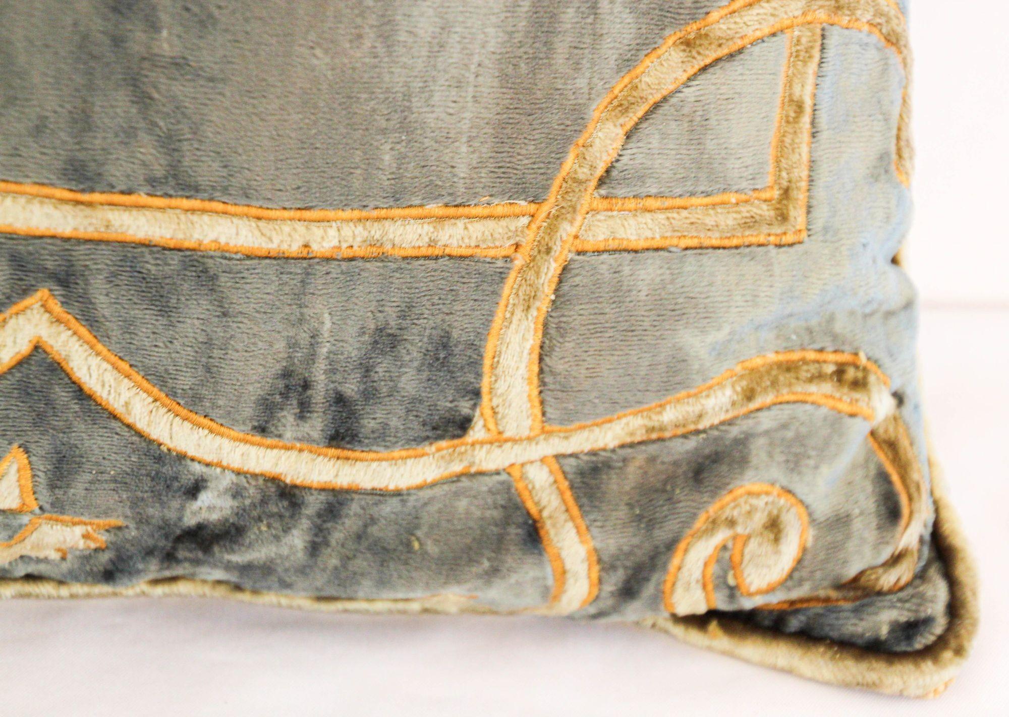 Style baroque, oreiller en velours bleu et or, appliques élaborées.
Coussins d'accent décoratifs en soie vénitienne avec décor mauresque baroque en applique de velours doré sur le devant du coussin.
Applique en velours de soie bleu-gris et or avec