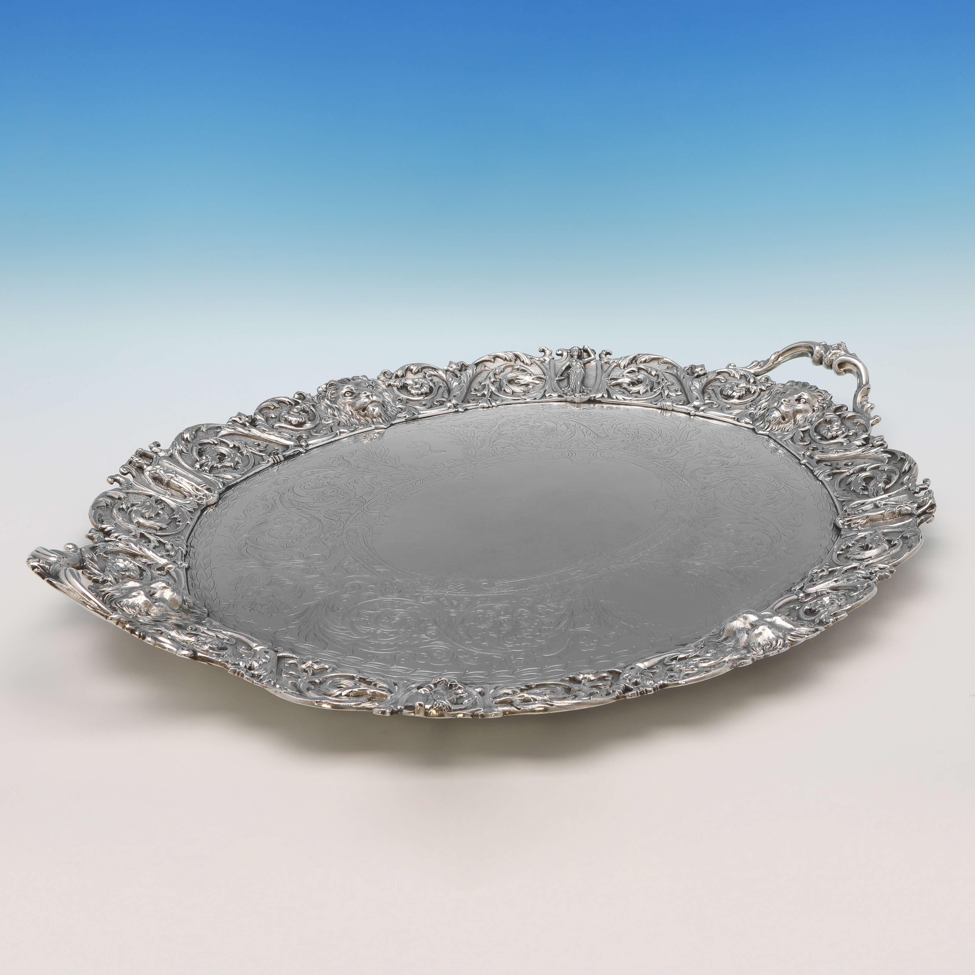 Marcada en Edimburgo en 1871 por Mackay & Chisholm, esta maravillosa bandeja victoriana de plata de ley antigua es de estilo barroco y presenta una decoración grabada en el centro con hojas de acanto y leones, un escudo grabado y un increíble borde
