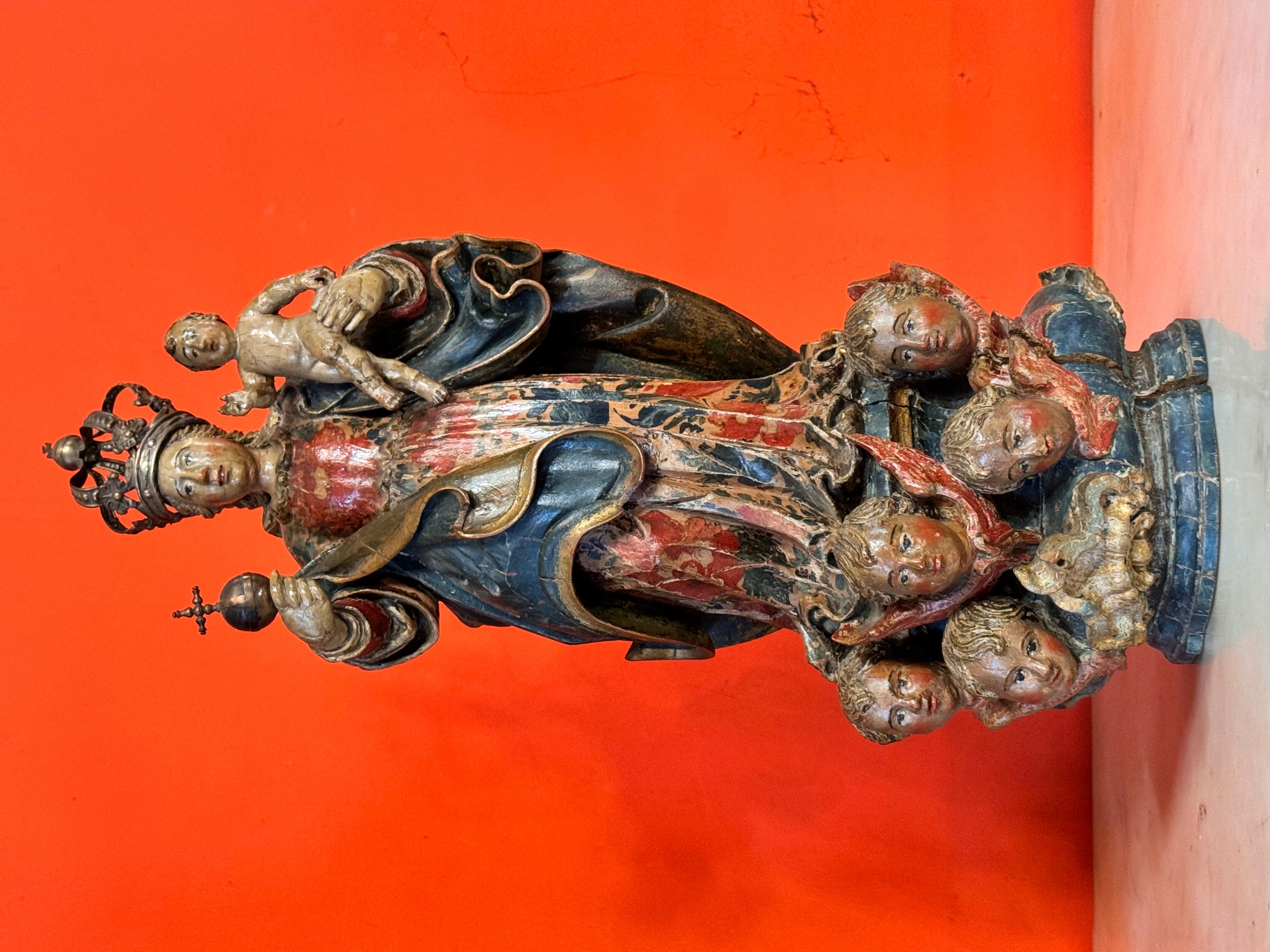 Vergine e Bambino barocchi in legno policromo con corona d'argento, Spagna, XVII secolo

Un'importante scultura barocca spagnola della Vergine e del Bambino, databile al XVII secolo, realizzata in legno intagliato, policromo e dorato. La Vergine