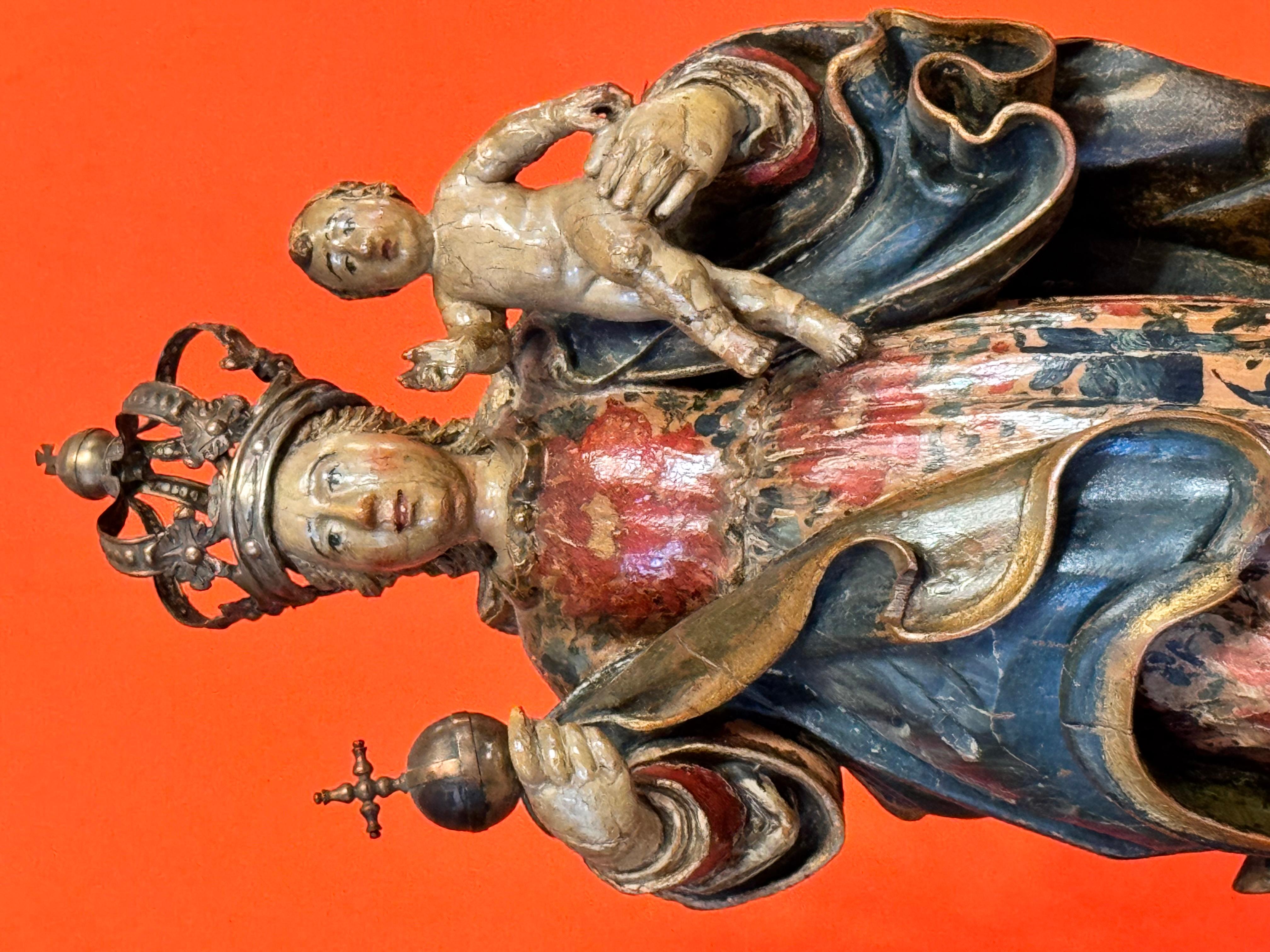 Spagnolo Vergine e Bambino barocchi in legno policromo con corona d'argento, Spagna, XVII sec. in vendita