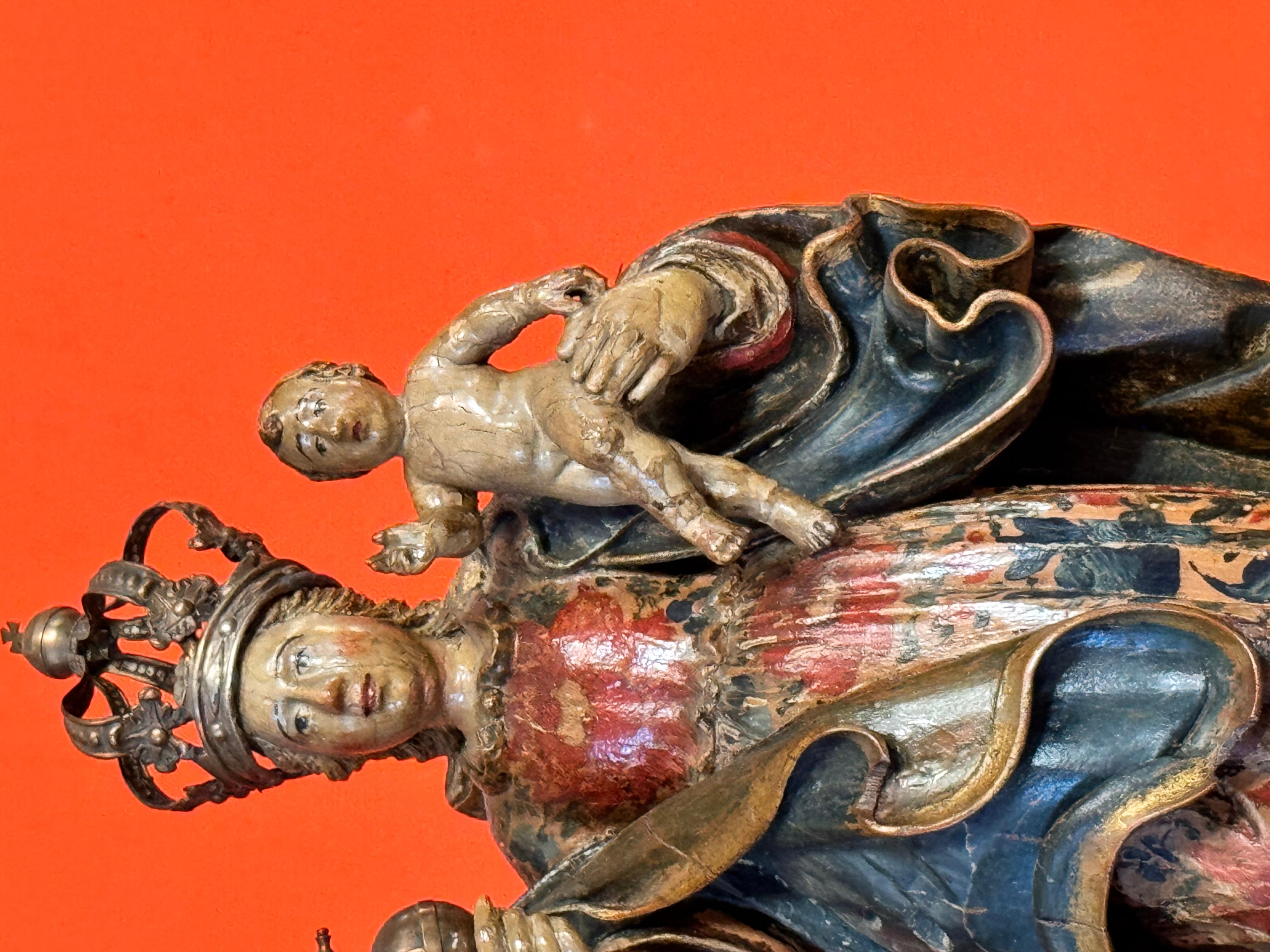 Fatto a mano Vergine e Bambino barocchi in legno policromo con corona d'argento, Spagna, XVII sec. in vendita