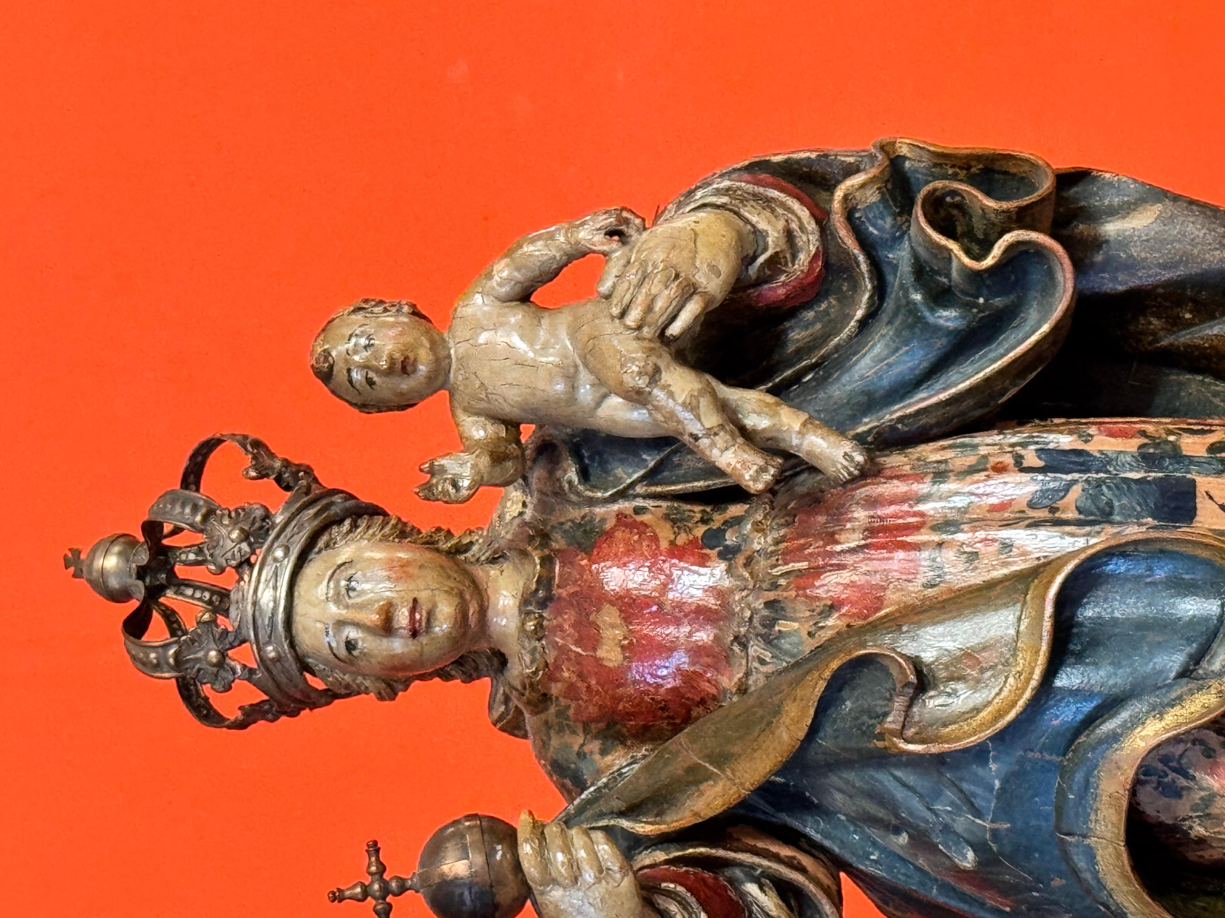 Vergine e Bambino barocchi in legno policromo con corona d'argento, Spagna, XVII sec. In condizioni buone in vendita a Madrid, ES