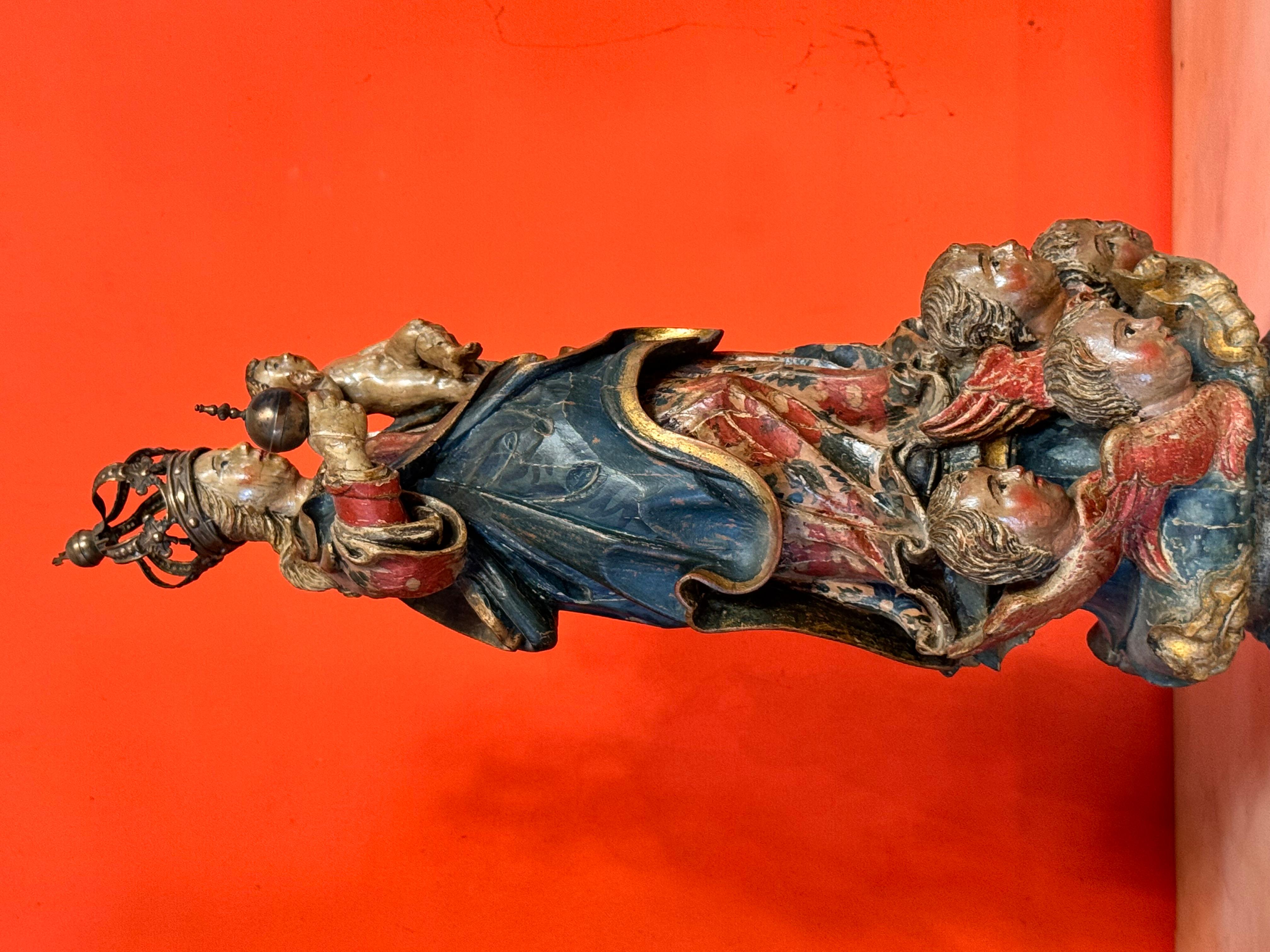 Fino al XVIII secolo Vergine e Bambino barocchi in legno policromo con corona d'argento, Spagna, XVII sec. in vendita