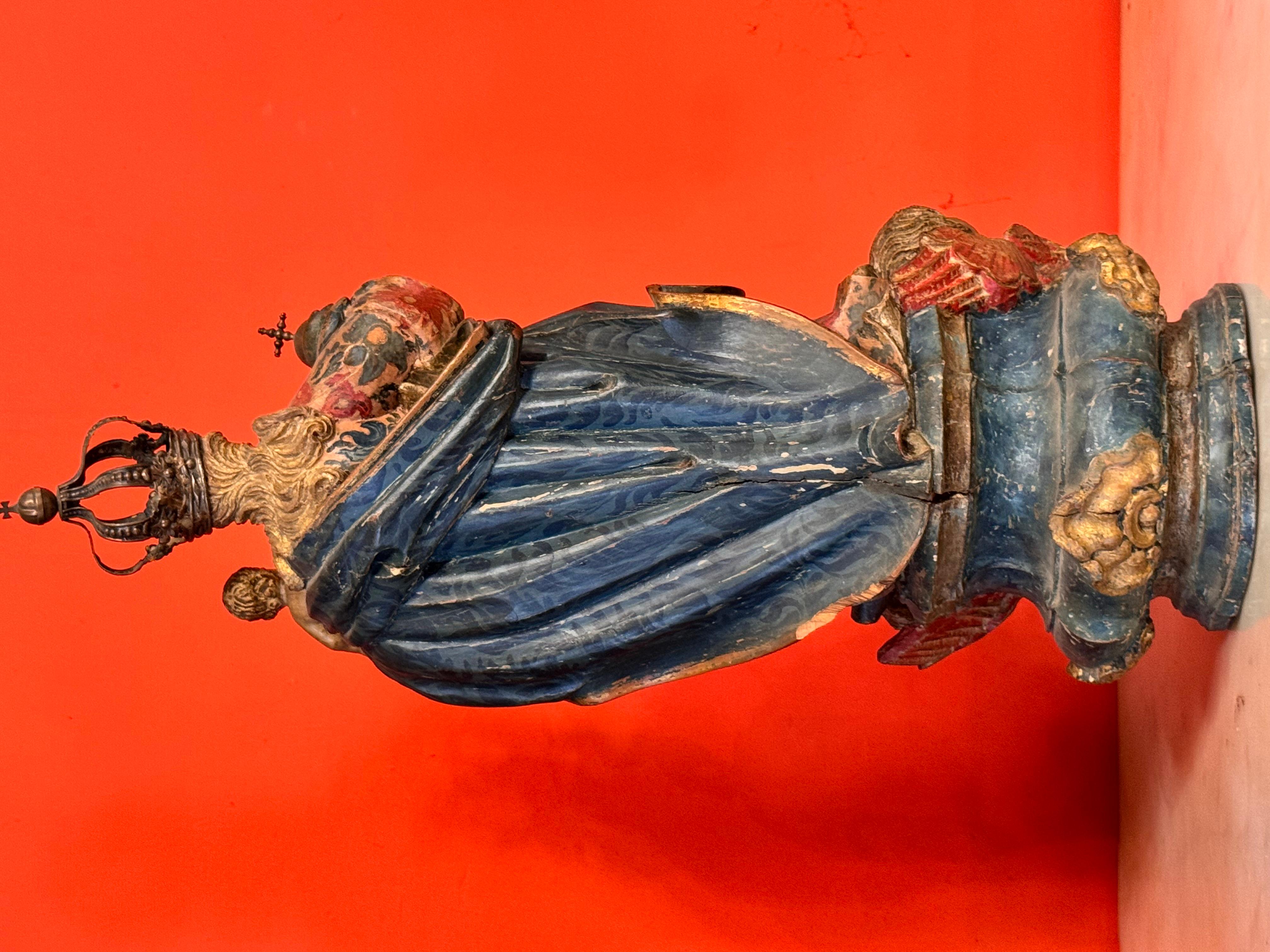 Vergine e Bambino barocchi in legno policromo con corona d'argento, Spagna, XVII sec. in vendita 1