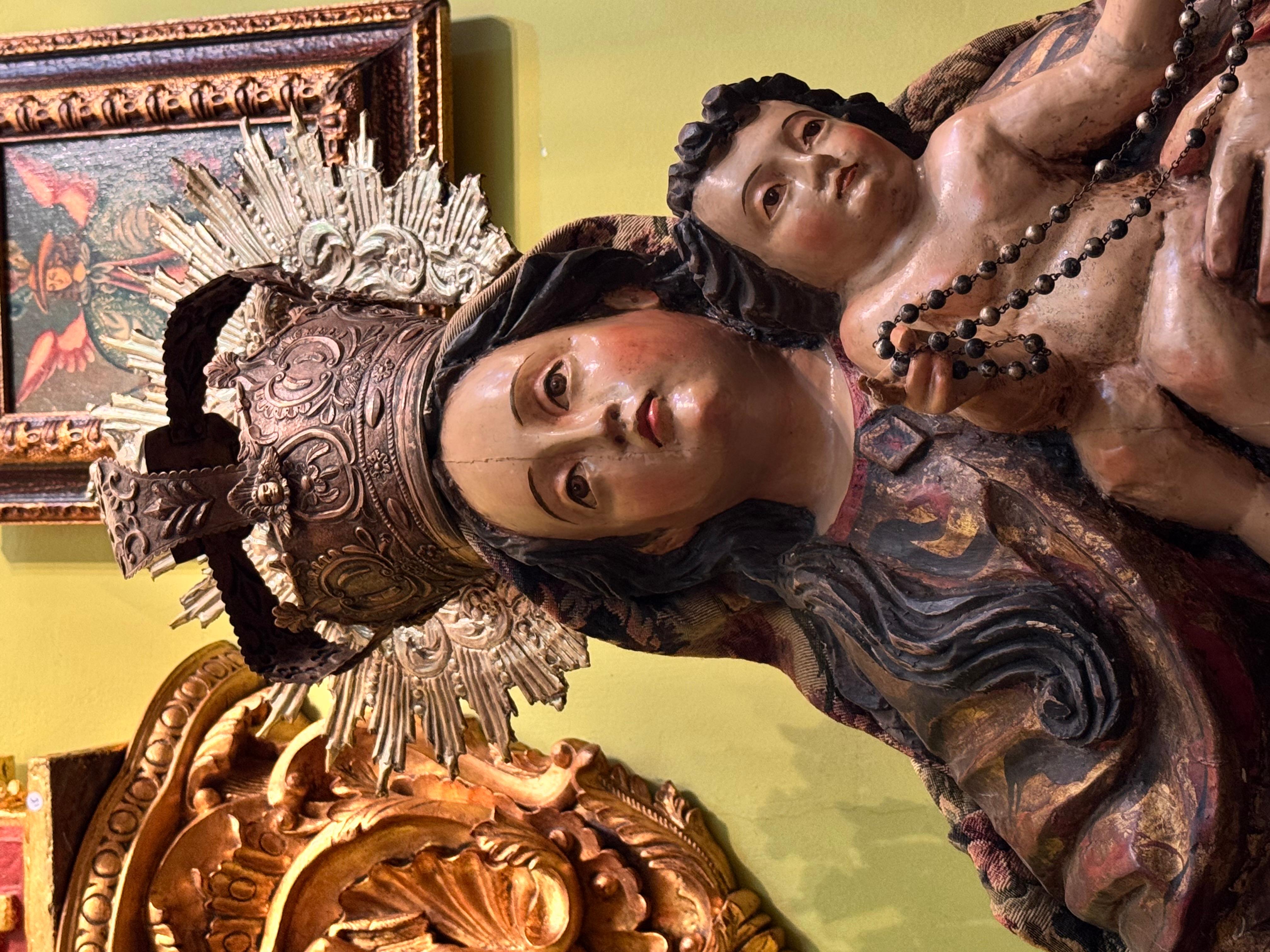 Vergine e Bambino barocco con corona d'argento peruviana, Spagna, XVIII secolo In condizioni buone in vendita a Madrid, ES