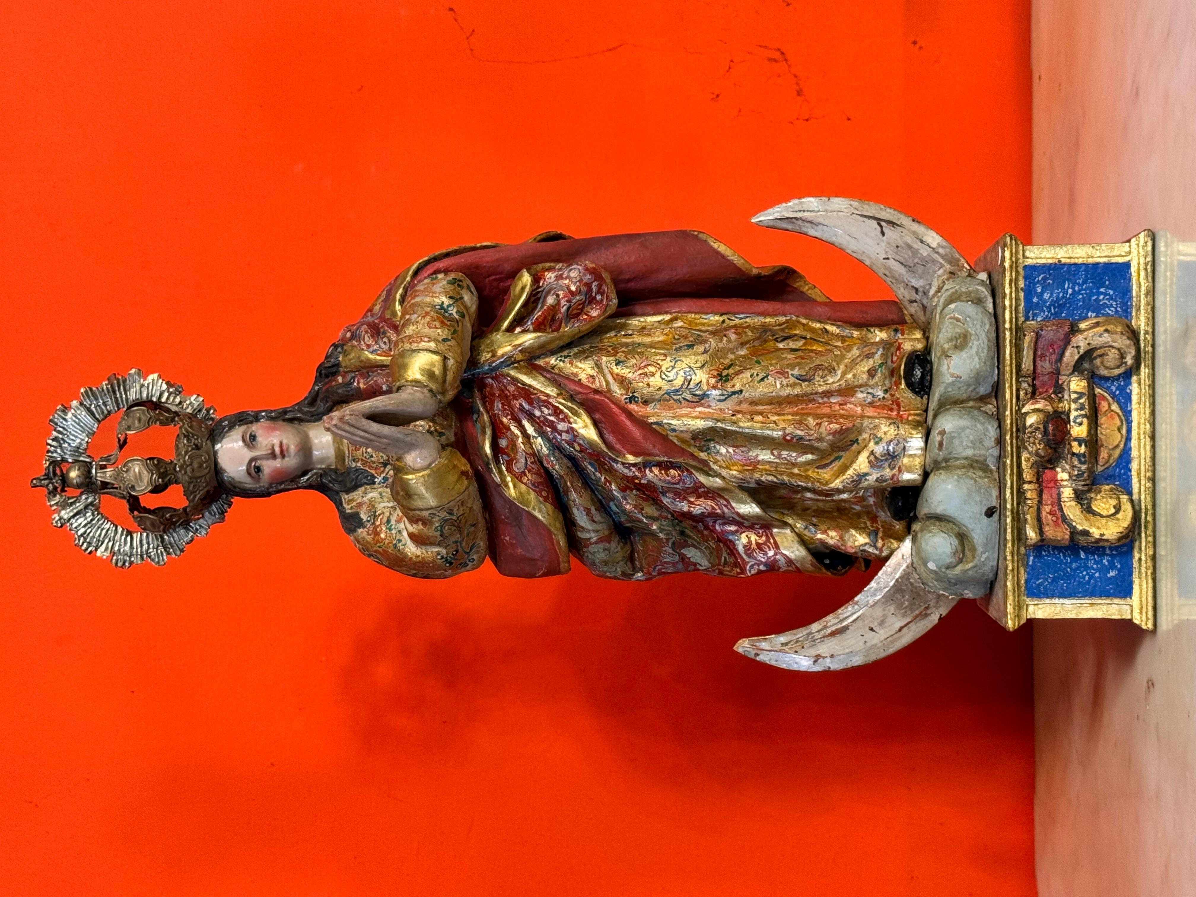 Vergine barocca dell'Immacolata Concezione in legno policromo e dorato, XVII secolo

Un'eccezionale scultura barocca in legno, policroma e dorata, che raffigura la Vergine dell'Immacolata Concezione in piedi su una mezzaluna. La scultura mostra