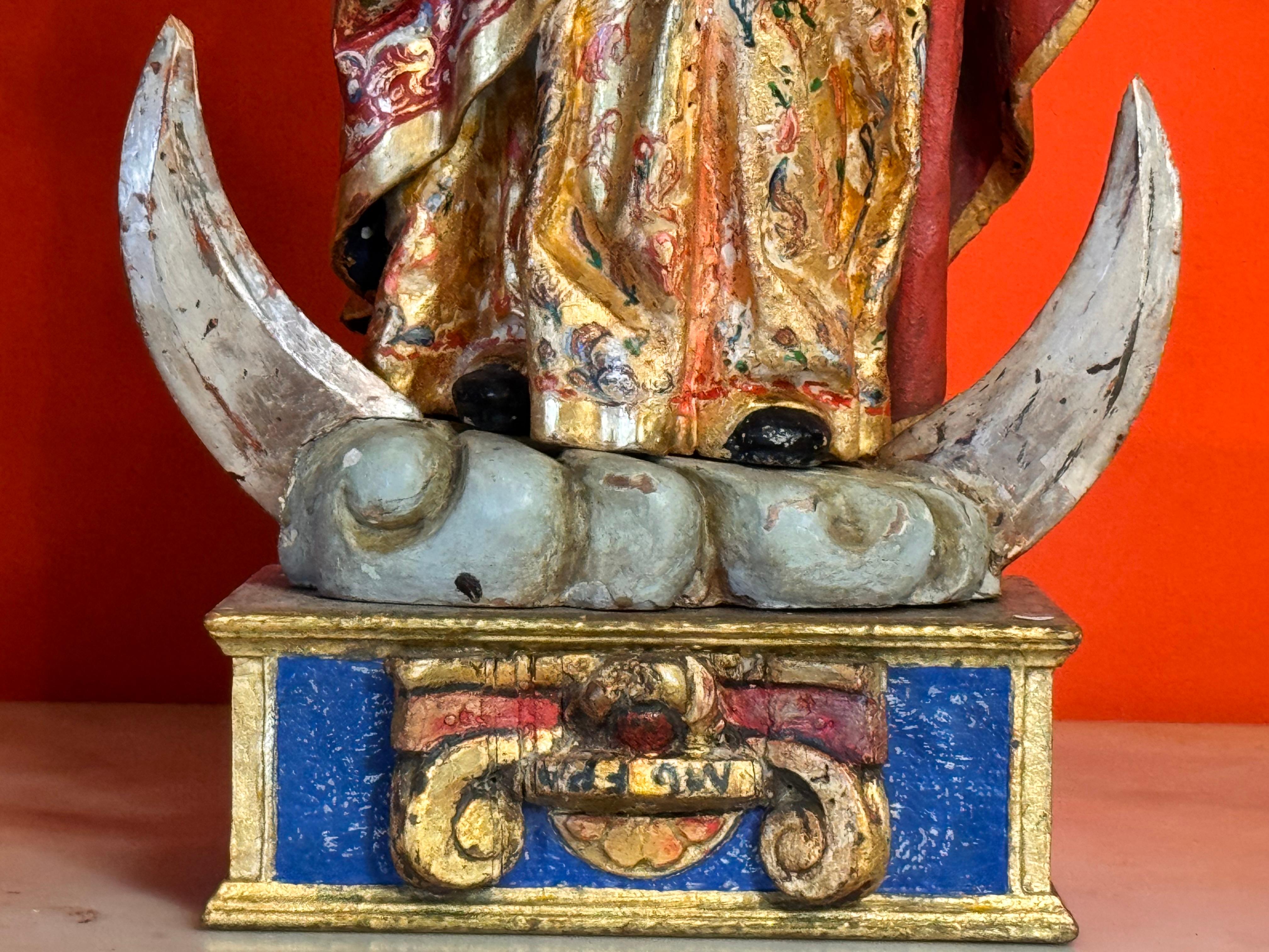 Spagnolo Vergine barocca dell'Immacolata Concezione in legno policromo e dorato, 17° secolo in vendita