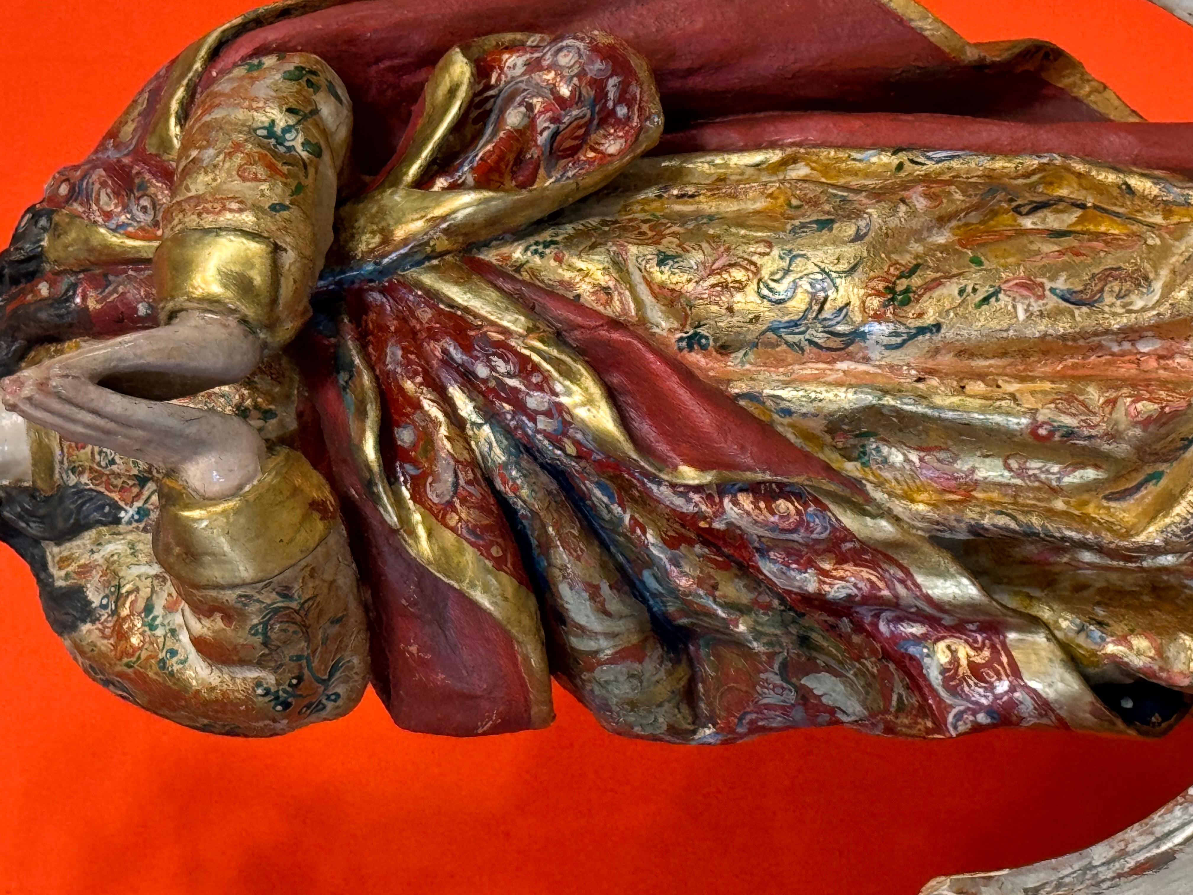 Fatto a mano Vergine barocca dell'Immacolata Concezione in legno policromo e dorato, 17° secolo in vendita