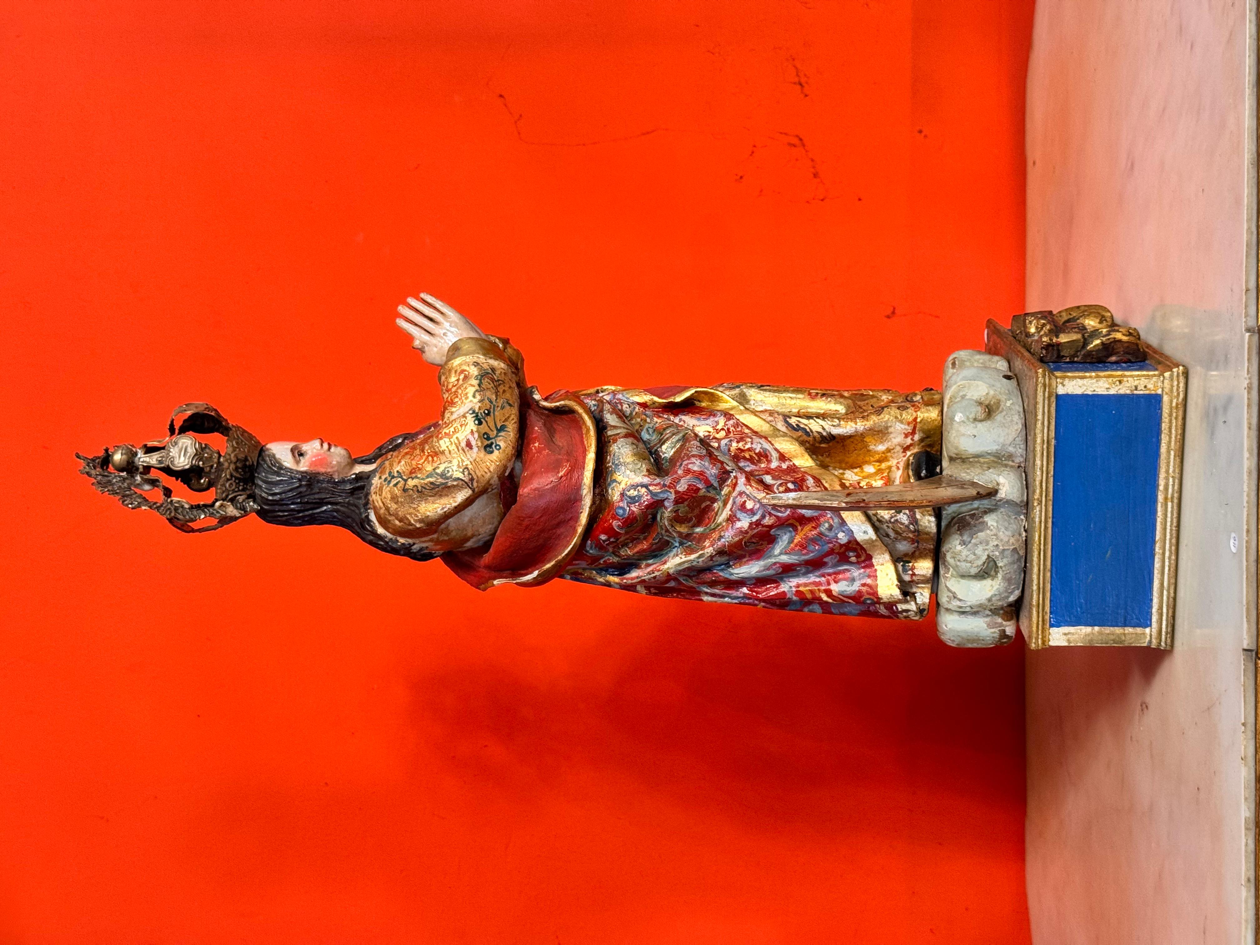 Vergine barocca dell'Immacolata Concezione in legno policromo e dorato, 17° secolo In condizioni buone in vendita a Madrid, ES