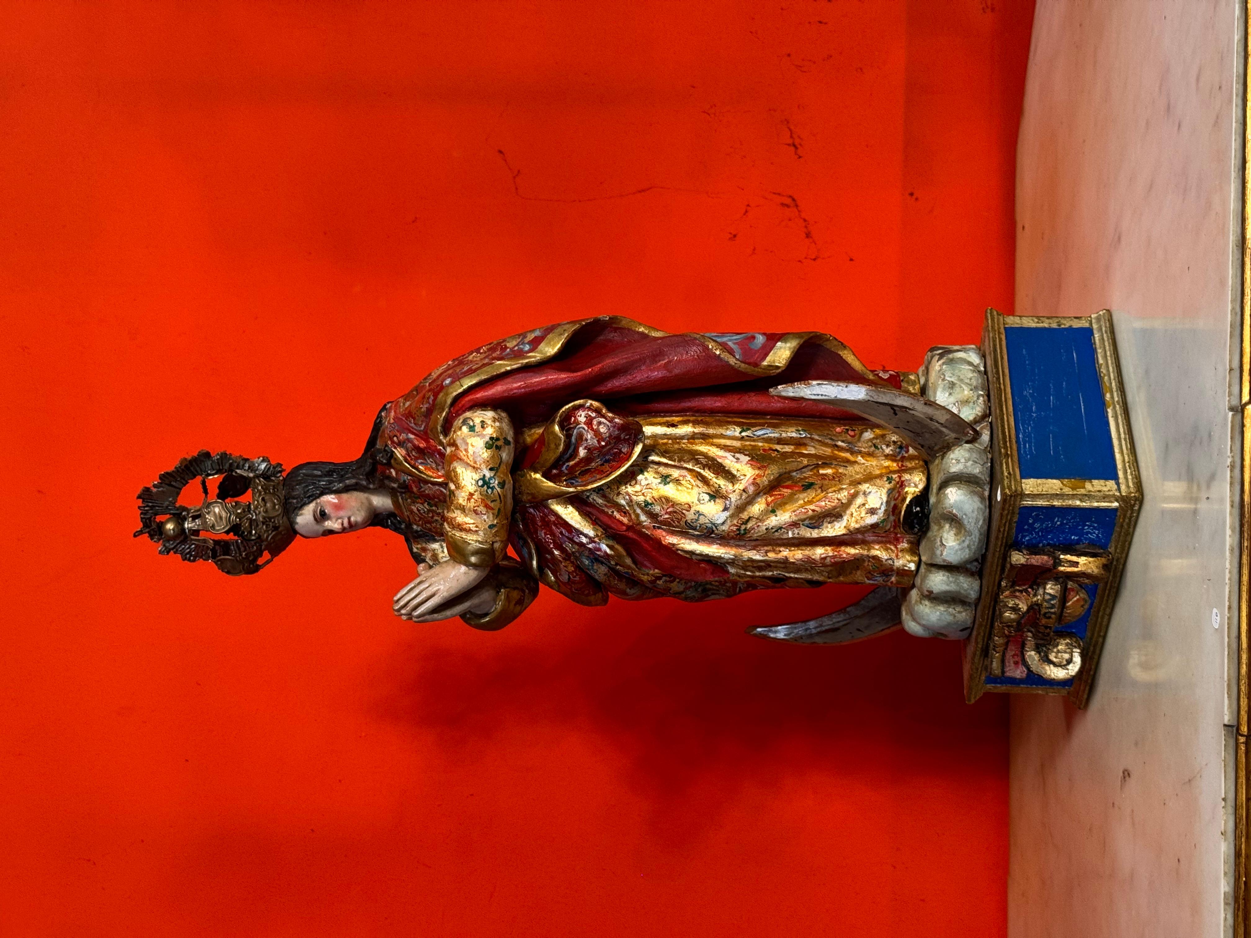 Fino al XVIII secolo Vergine barocca dell'Immacolata Concezione in legno policromo e dorato, 17° secolo in vendita