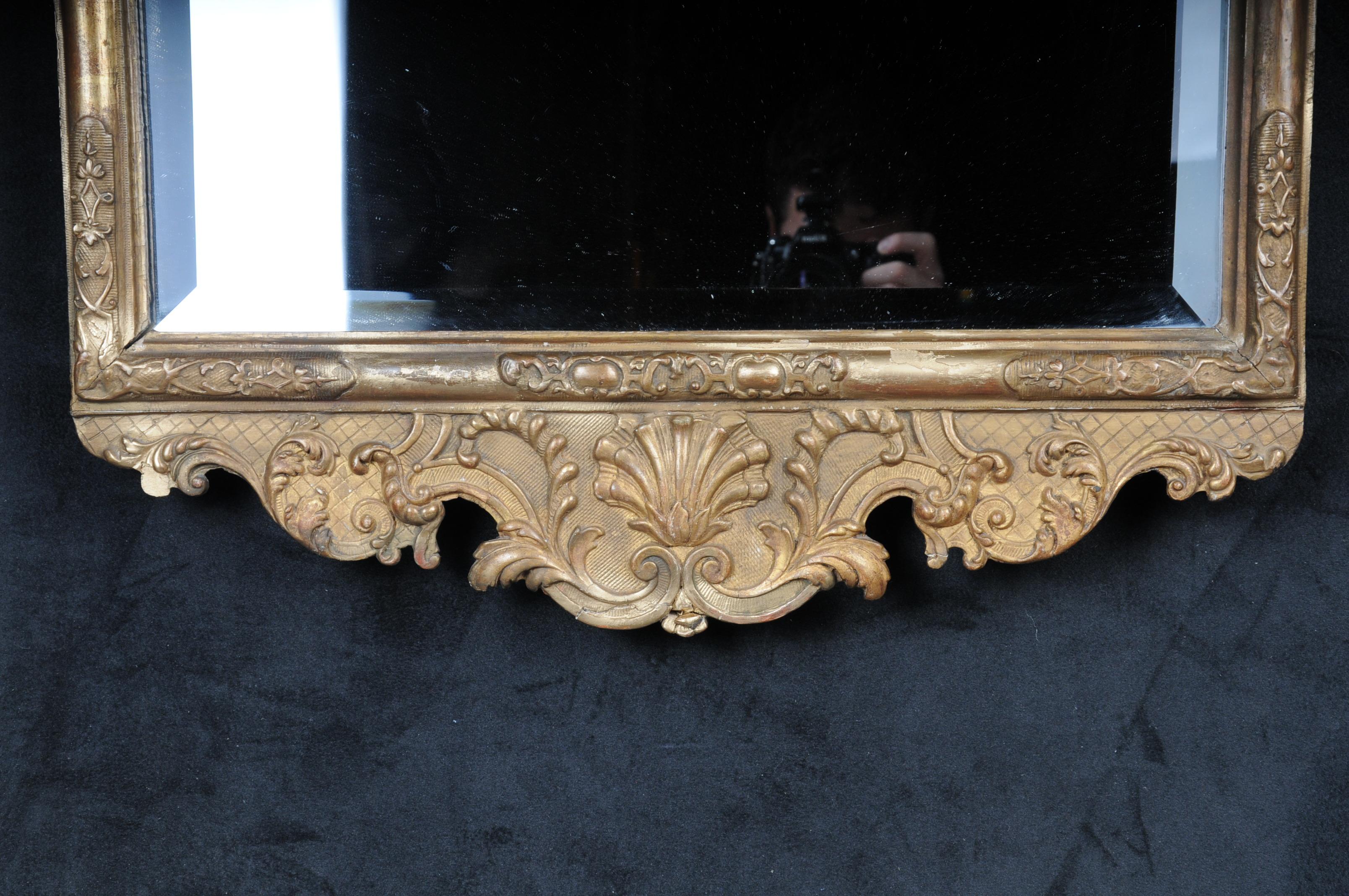 Baroque wall mirror, gold, 19th century.

Baroque mirror, gold-plated. Rich ornate decorations with baroque crowning. Extremely decorative and splendid.

(M-52).