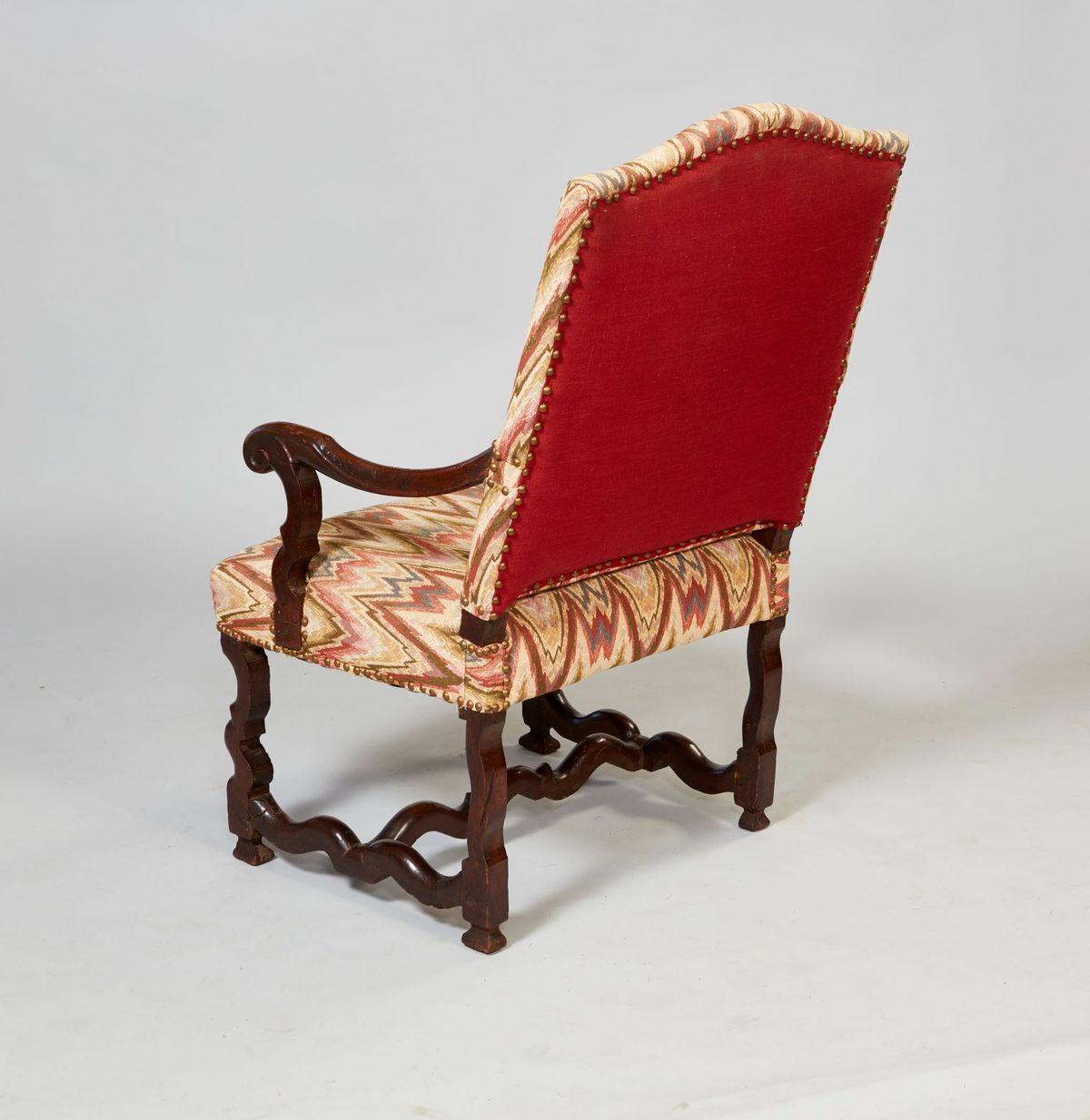 Barocker Sessel aus Nussbaumholz (Holzarbeit) im Angebot