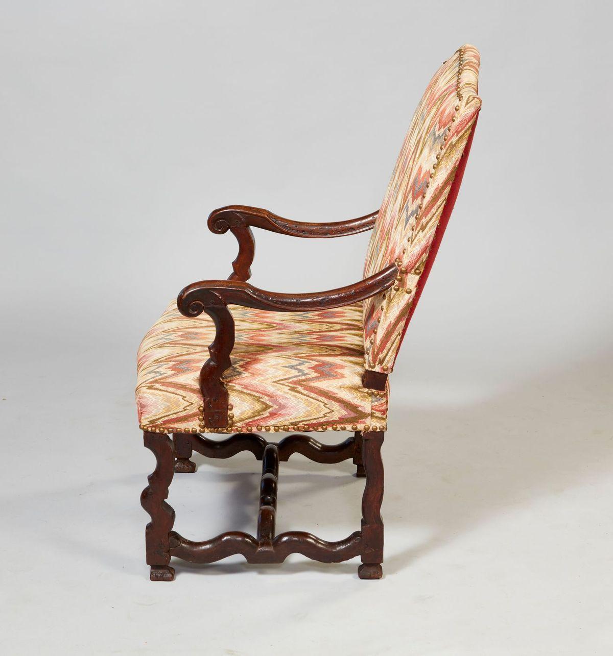 Barocker Sessel aus Nussbaumholz im Zustand „Relativ gut“ im Angebot in Greenwich, CT