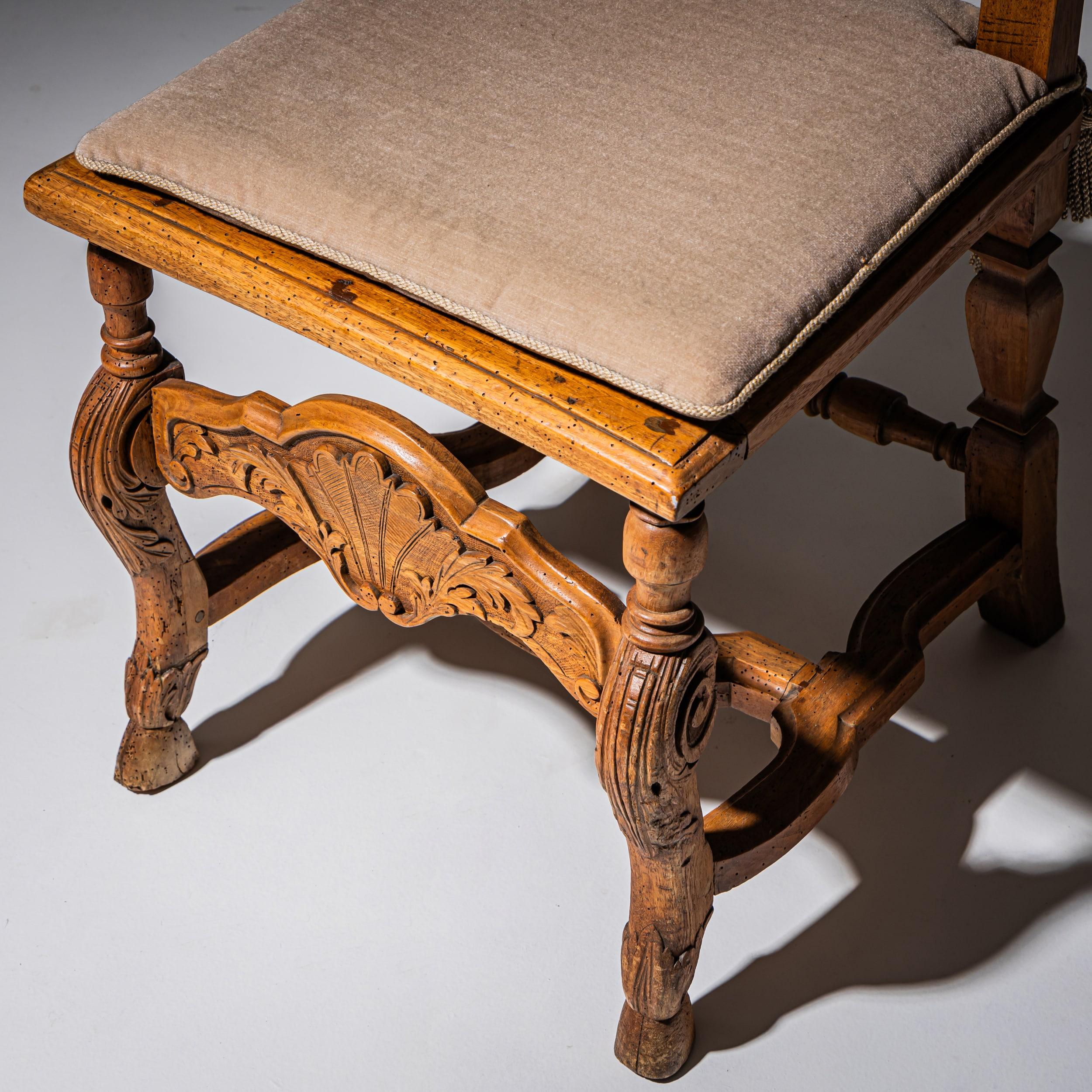 Silla barroca de nogal, probablemente Brunswick, hacia 1750 en Bueno estado para la venta en Greding, DE