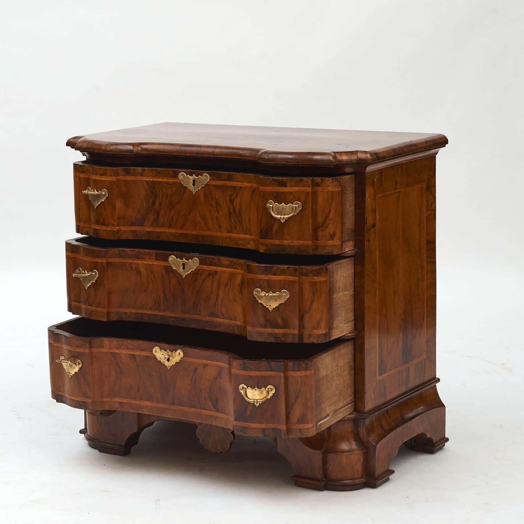 Tedesco Cassettiera barocca in noce, Braunschweig, 1730 ca. in vendita