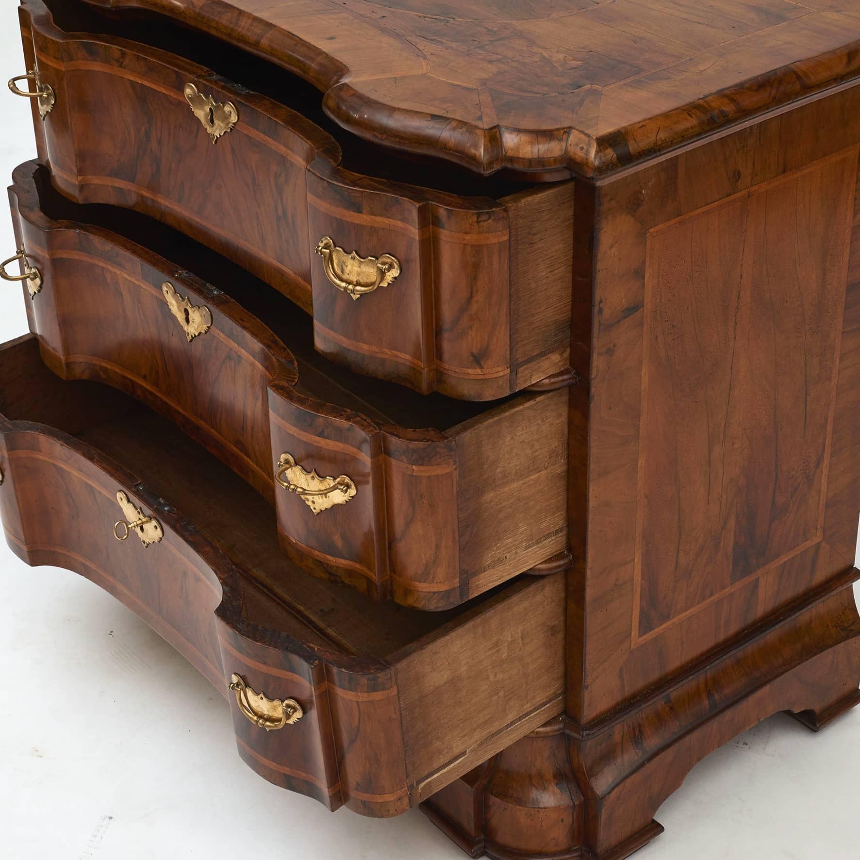 18th Century Baroque Walnut Chest Of Drawers, Braunschweig C. 1730 For Sale