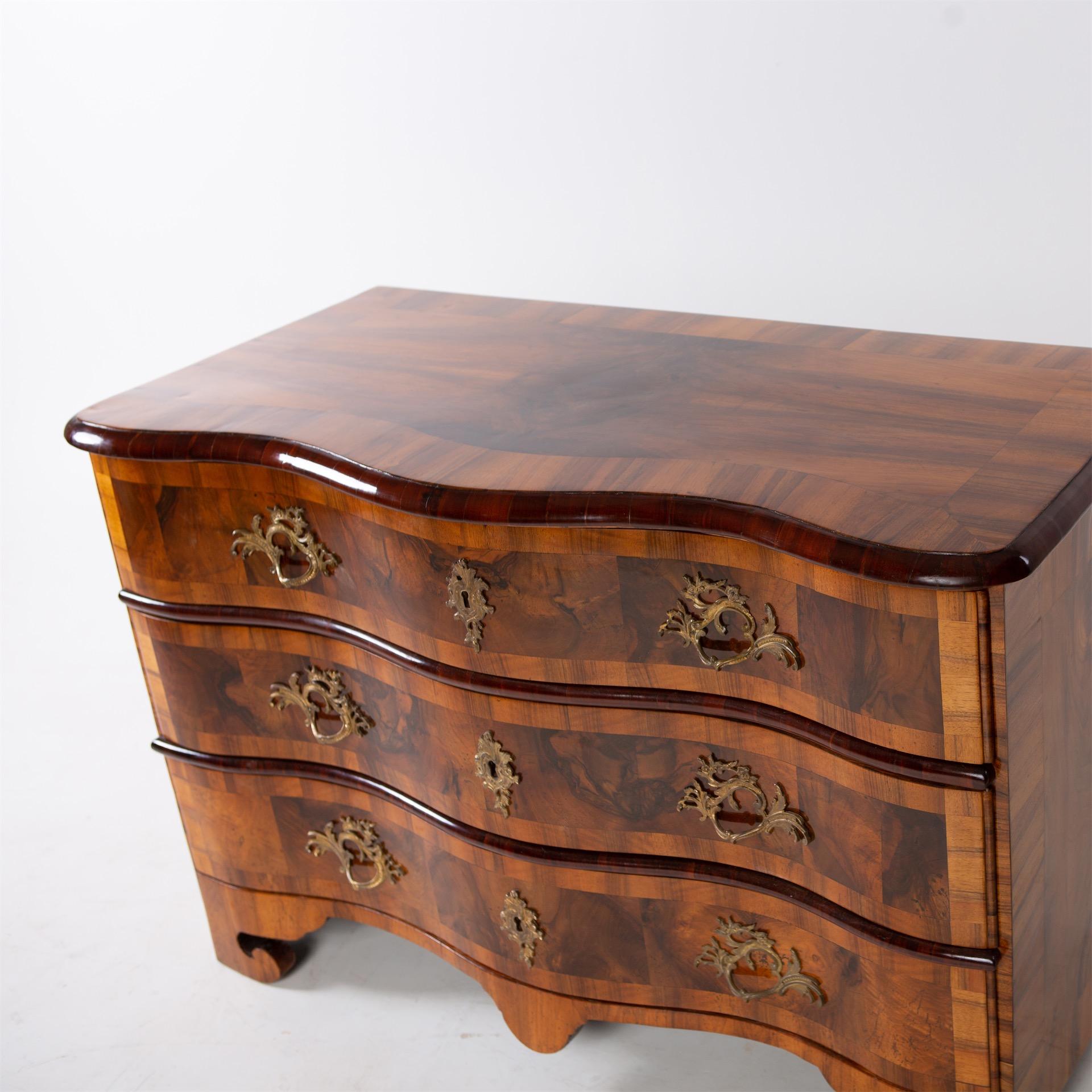 Baroque Walnut Chest of Drawers, Germany / Saxony, Mid-18th Century In Good Condition In Greding, DE