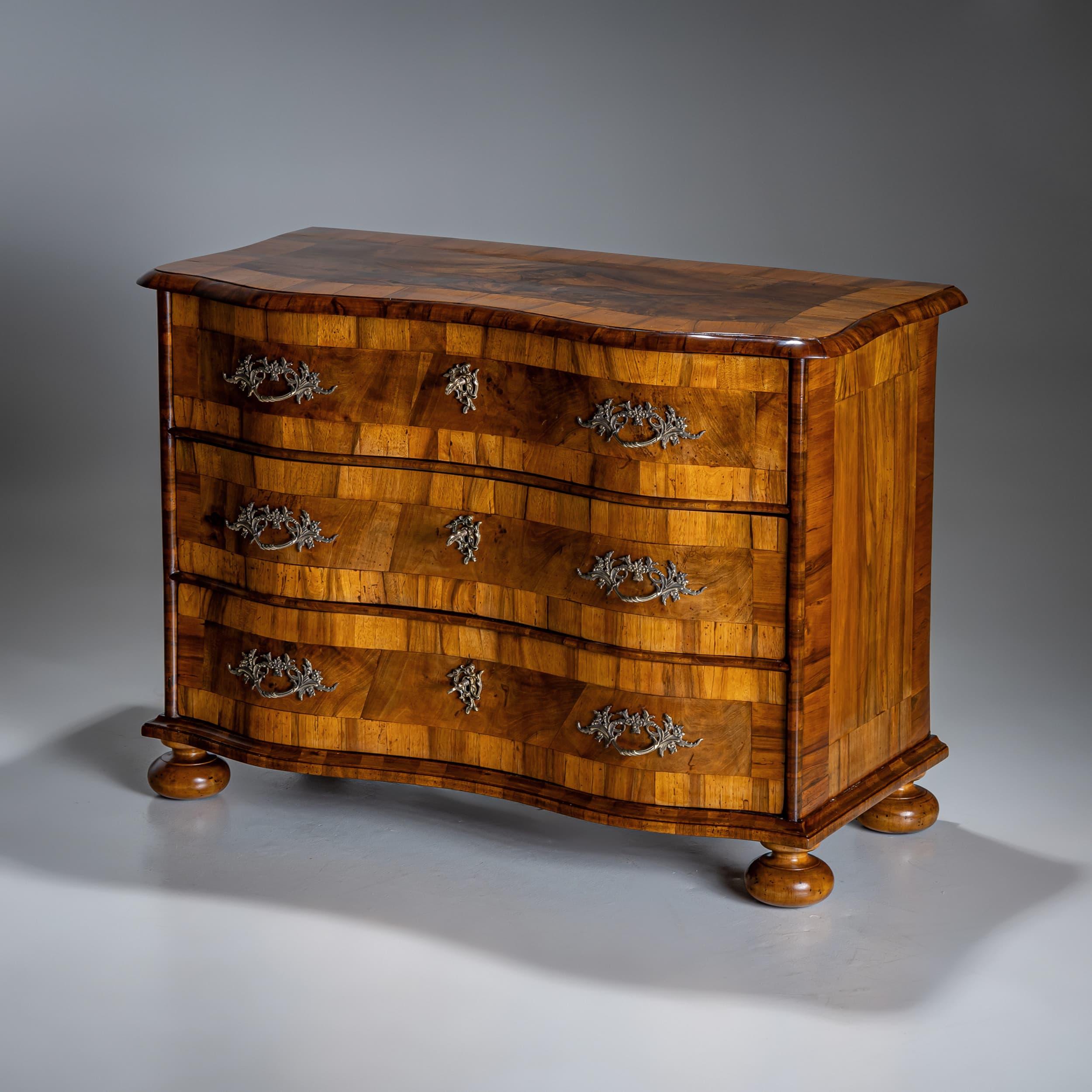 Commode barocco in noce, metà del XVIII secolo In condizioni buone in vendita a Greding, DE