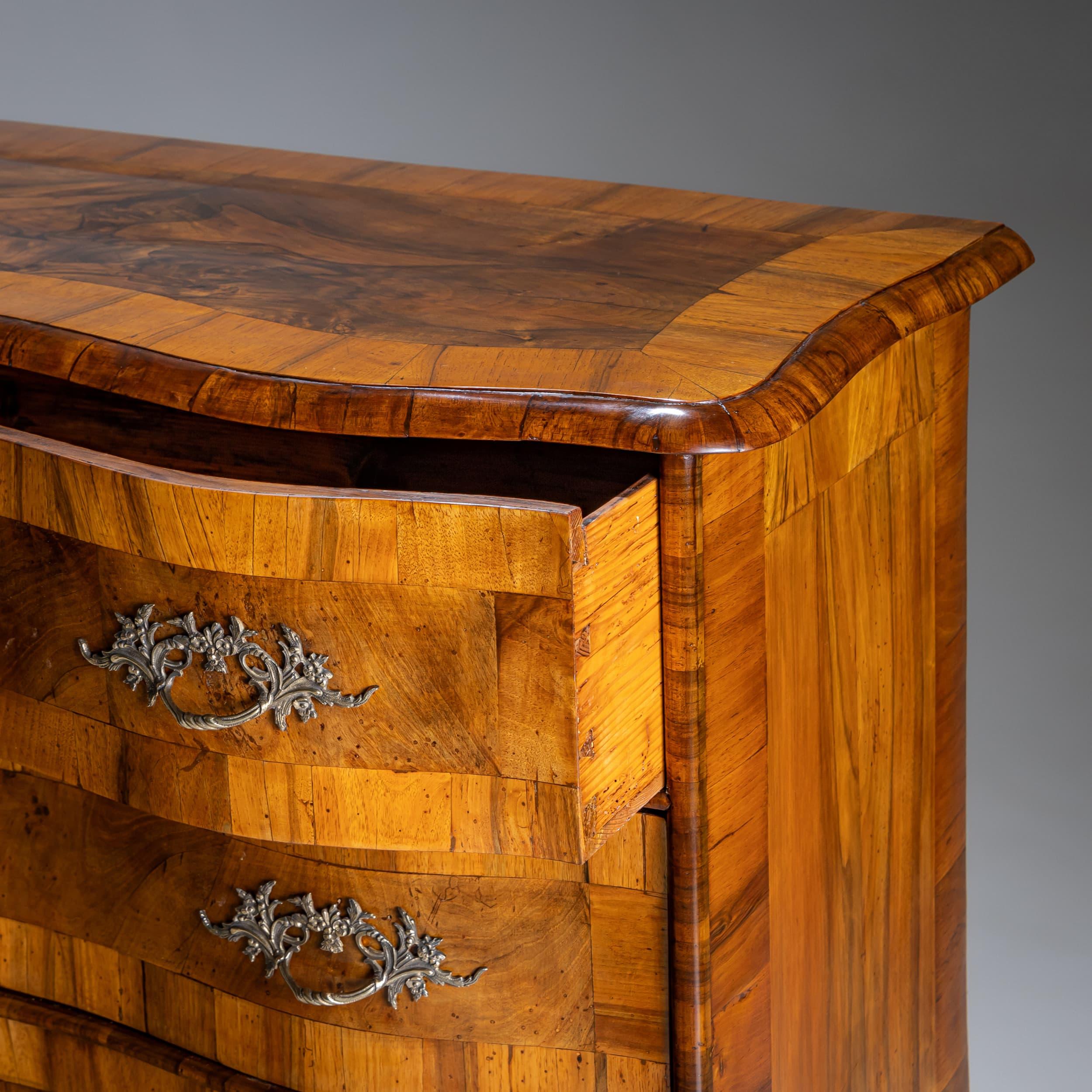 Commode barocco in noce, metà del XVIII secolo in vendita 1