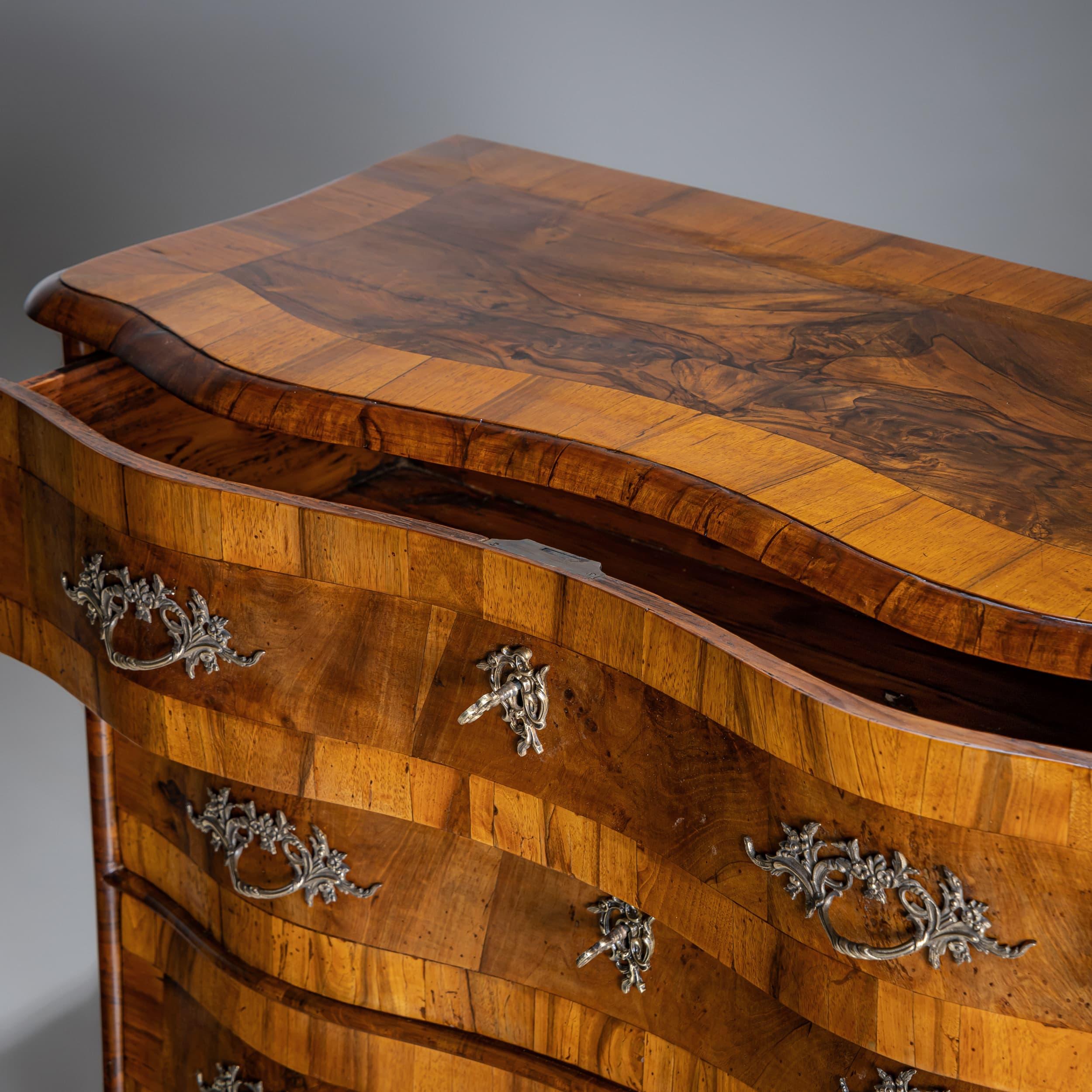 Commode barocco in noce, metà del XVIII secolo in vendita 2