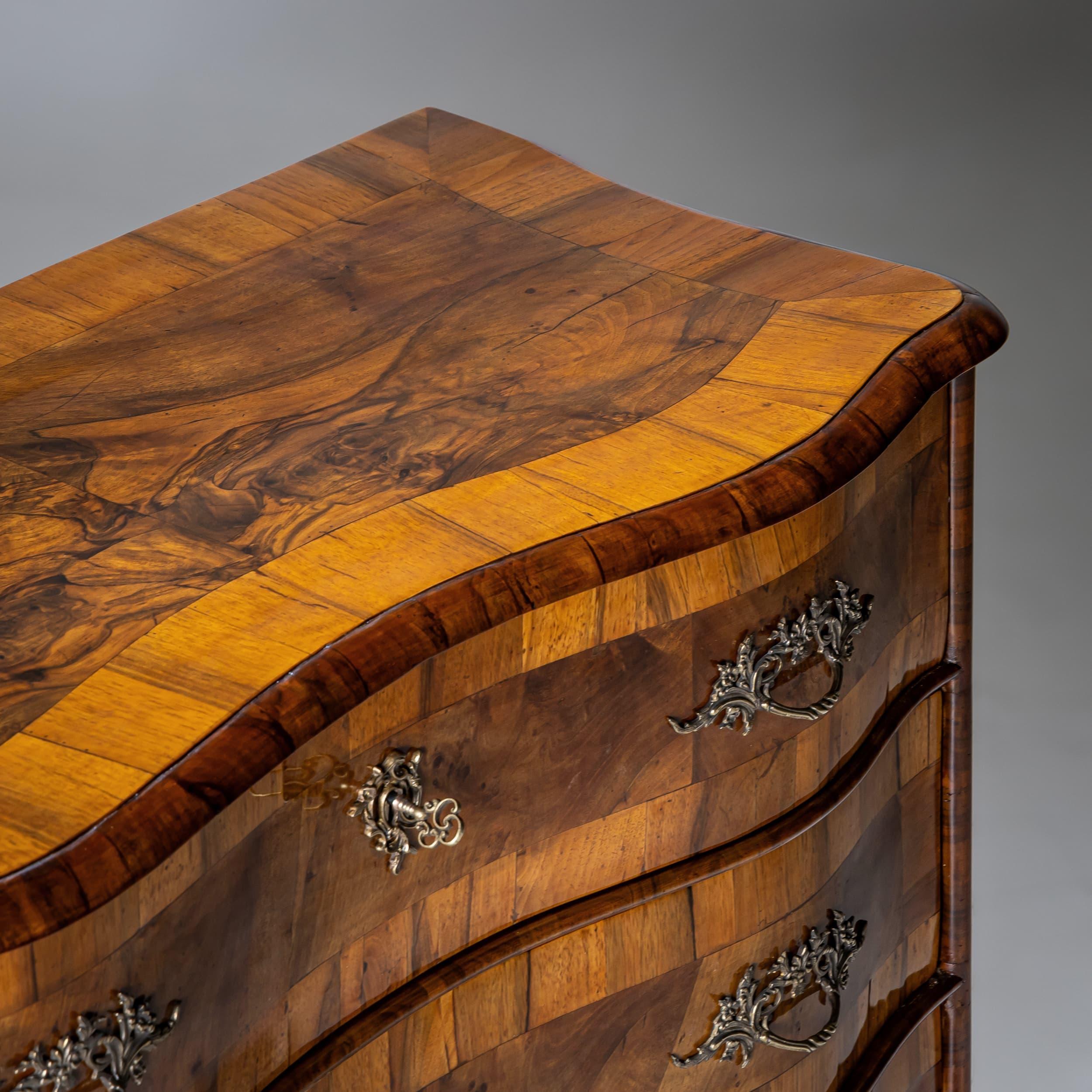 Commode barocco in noce, metà del XVIII secolo in vendita 3