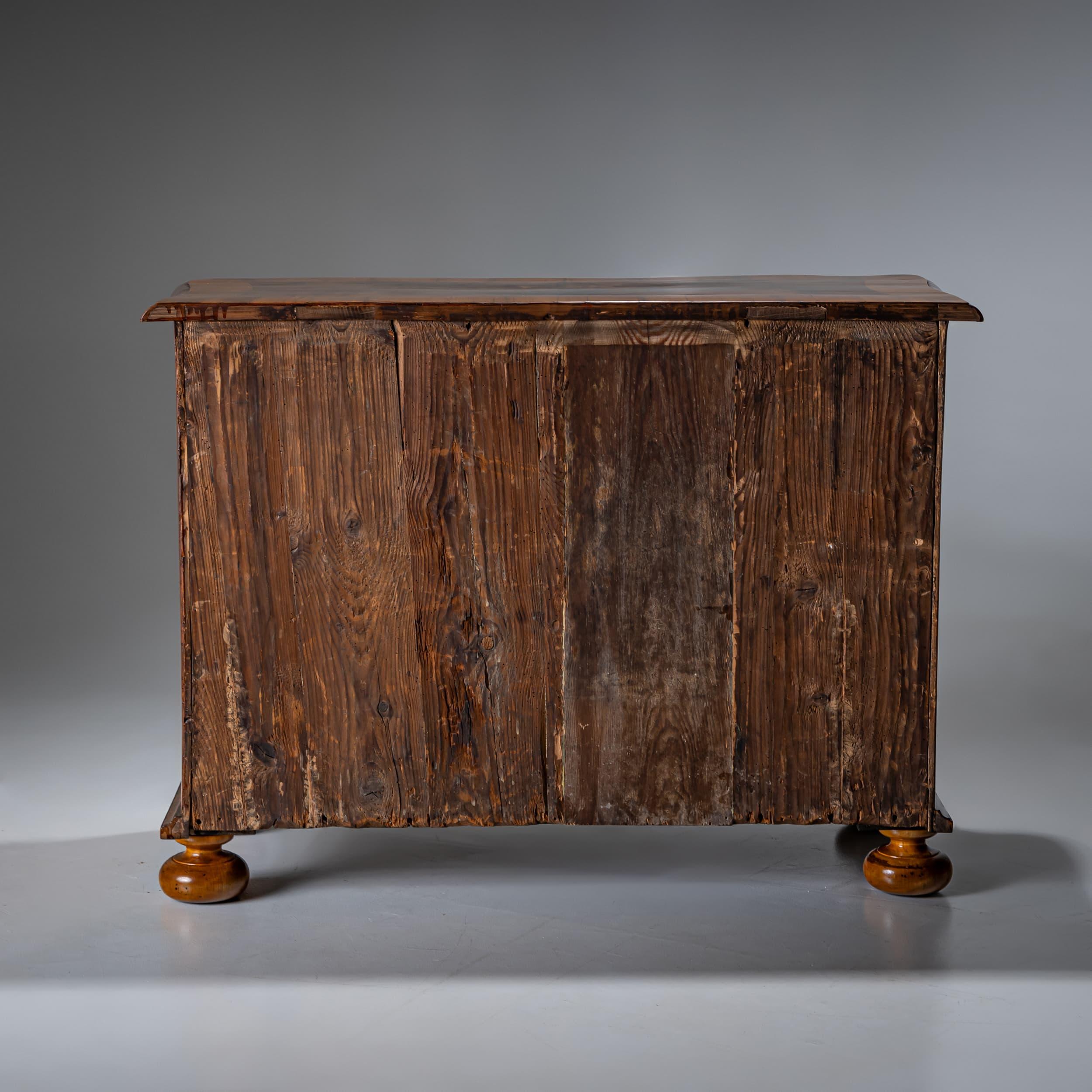 Commode barocco in noce, metà del XVIII secolo in vendita 4