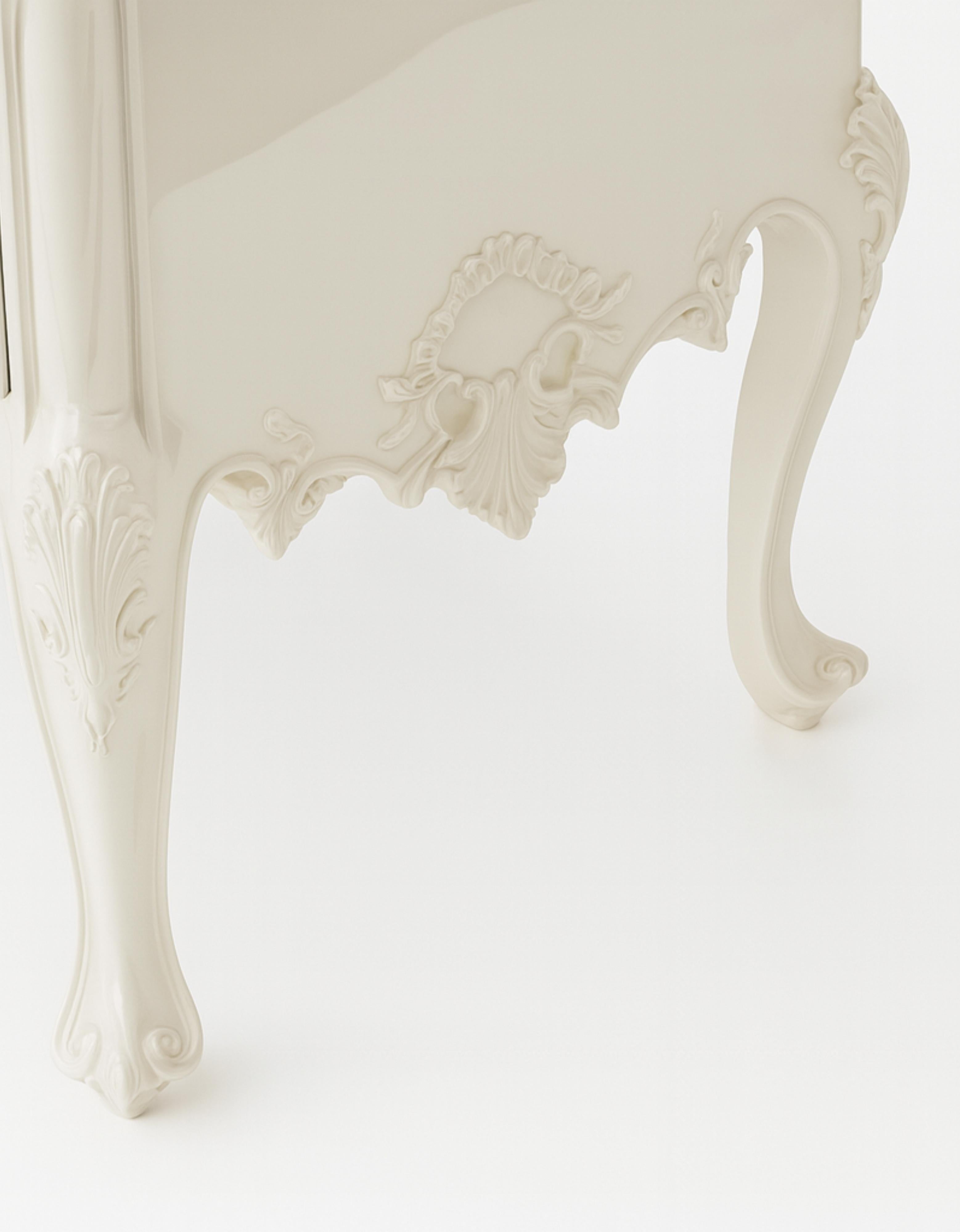 Eine bemerkenswerte, weiß lackierte Kommode aus Nussbaumholz mit Messingbeschlägen, zwei kleinen oberen Schubladen und zwei großen Schubladen, Schürze und Seiten in Keilnut ausgeschnitten, Klauenfüße in einer Kugel beendet.