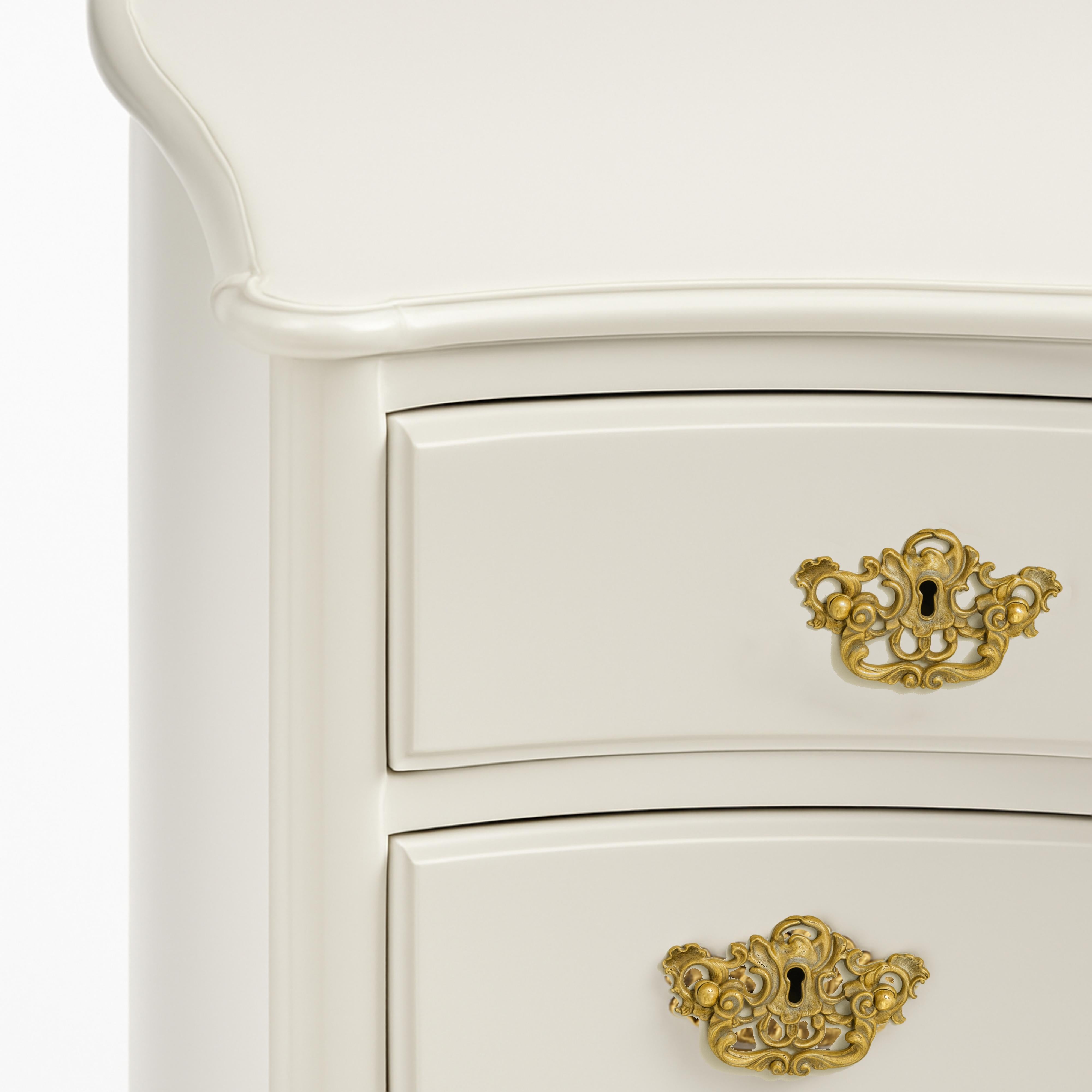 Baroque Walnut Off White Lacquer Chests of drawers, 19th Century (Portugiesisch) im Angebot