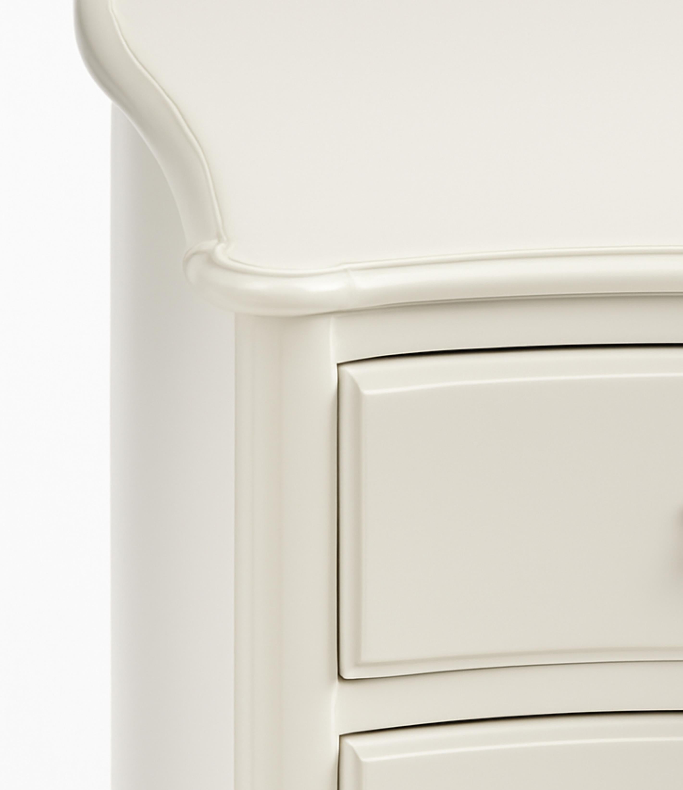 Baroque Walnut Off White Lacquer Chests of drawers, 19th Century (19. Jahrhundert) im Angebot