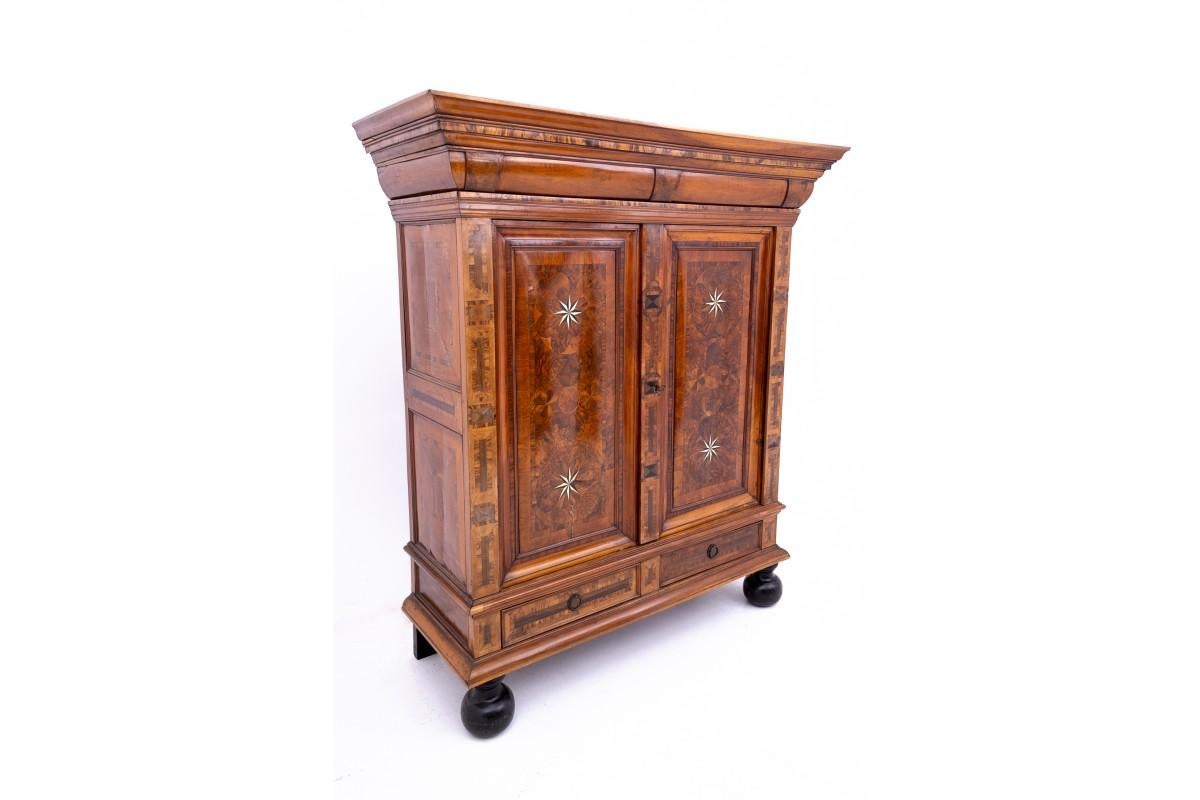 Armoire baroque, Allemagne, vers 1820.

Très bon état.

Bois : noyer

dimensions : hauteur 205 cm largeur 150 cm profondeur 60cm