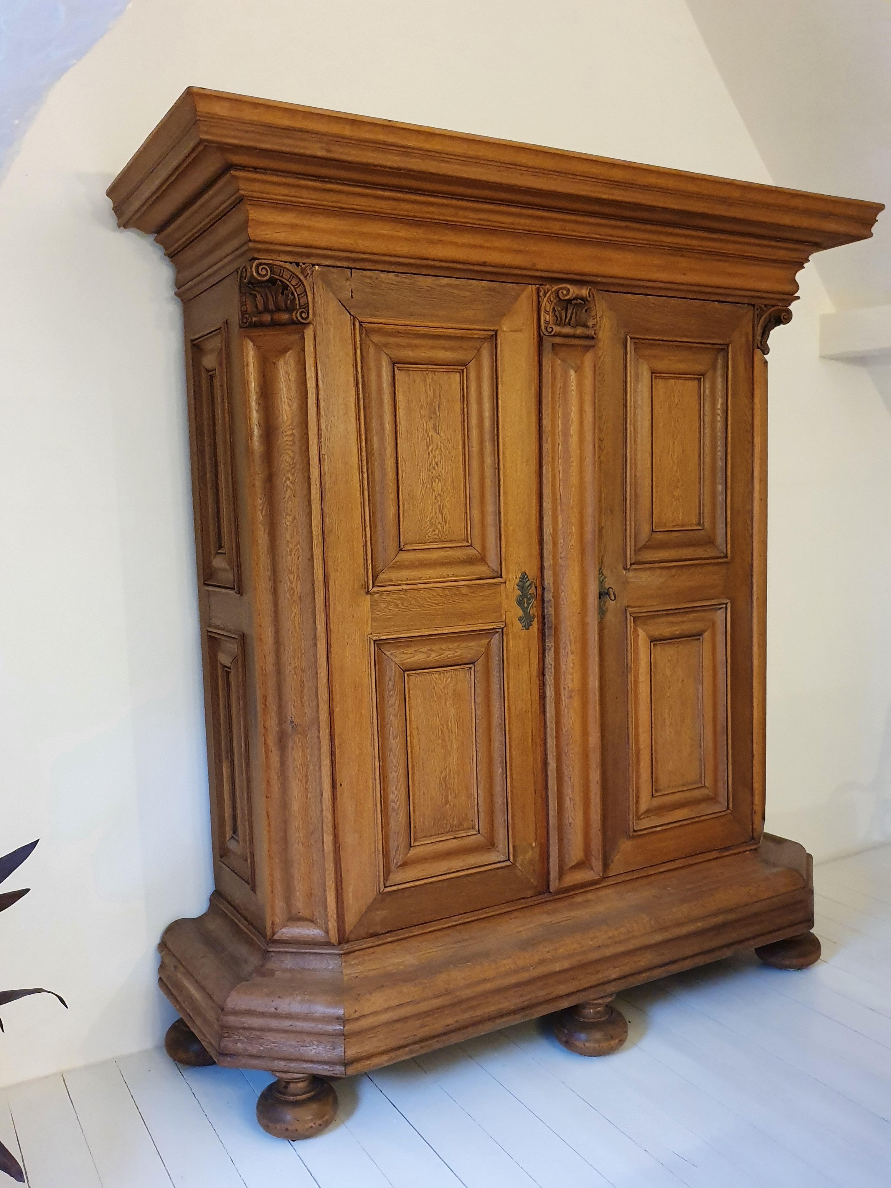 Armario Barroco, Germnay Siglo XVIII, Roble siglo XVIII y antes en venta