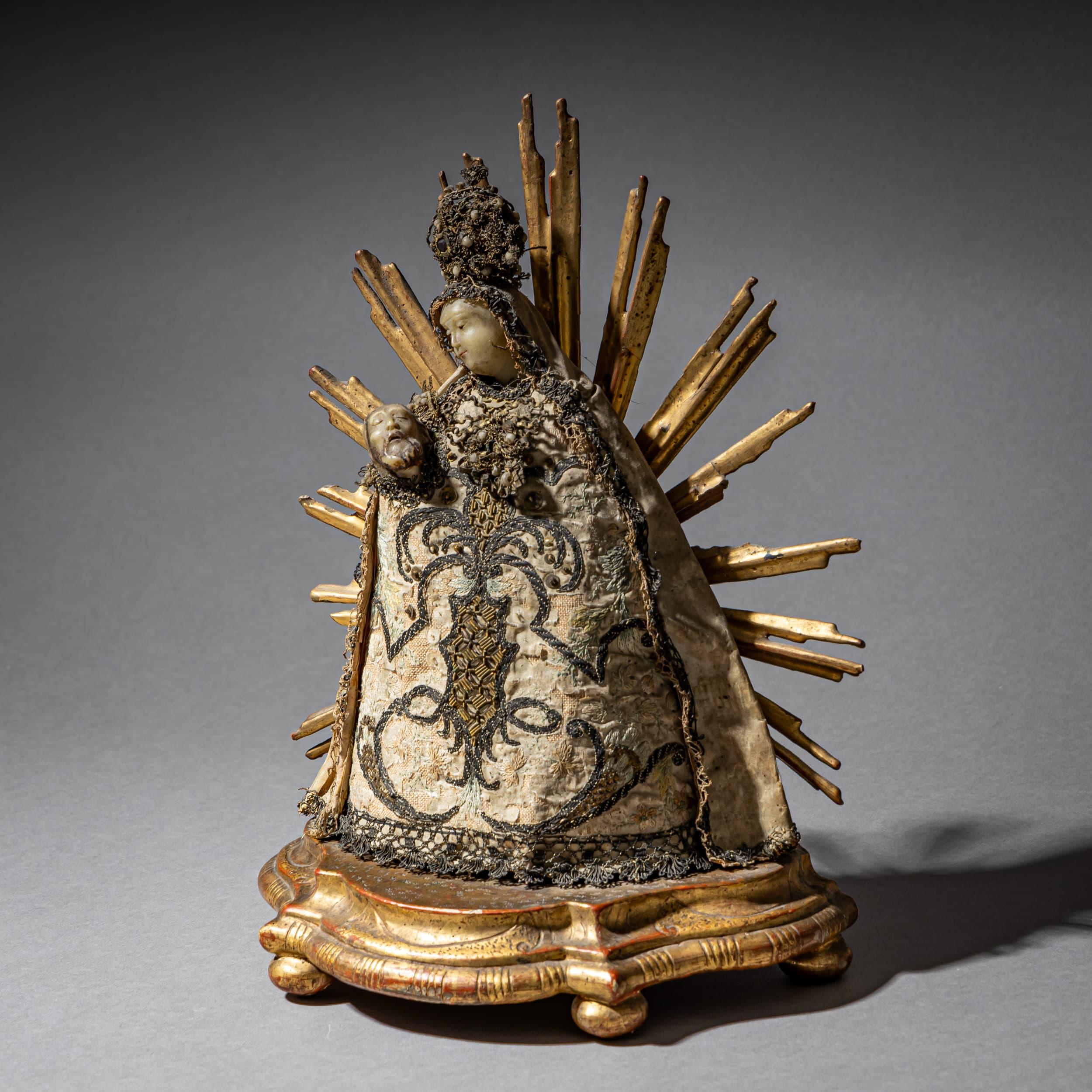 Figure de cire baroque représentant la Vierge Marie avec l'Enfant, encadrée d'une auréole rayonnante. Monté sur un socle en bois sculpté. Fabriqué en Allemagne au 18e siècle.