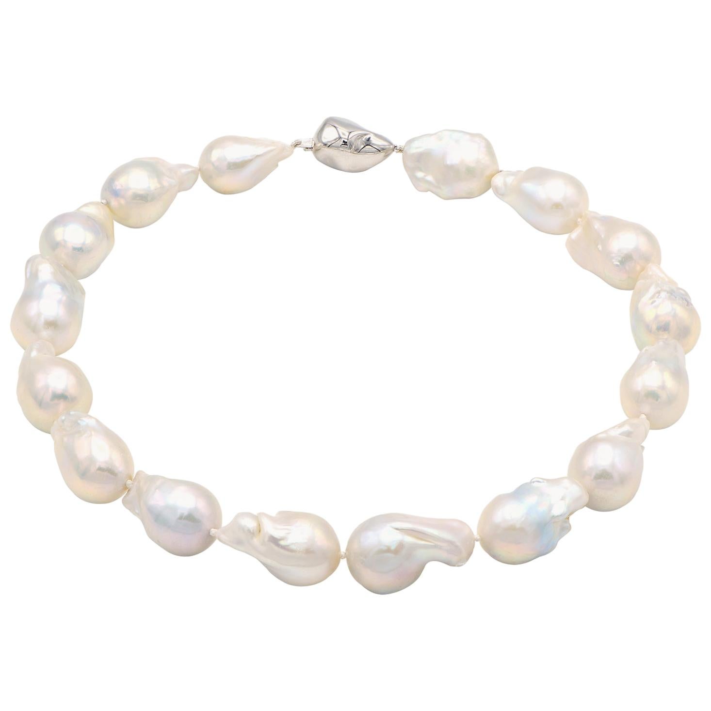 Collier baroque de perles d'eau douce blanches avec fermoir en or blanc 14 carats