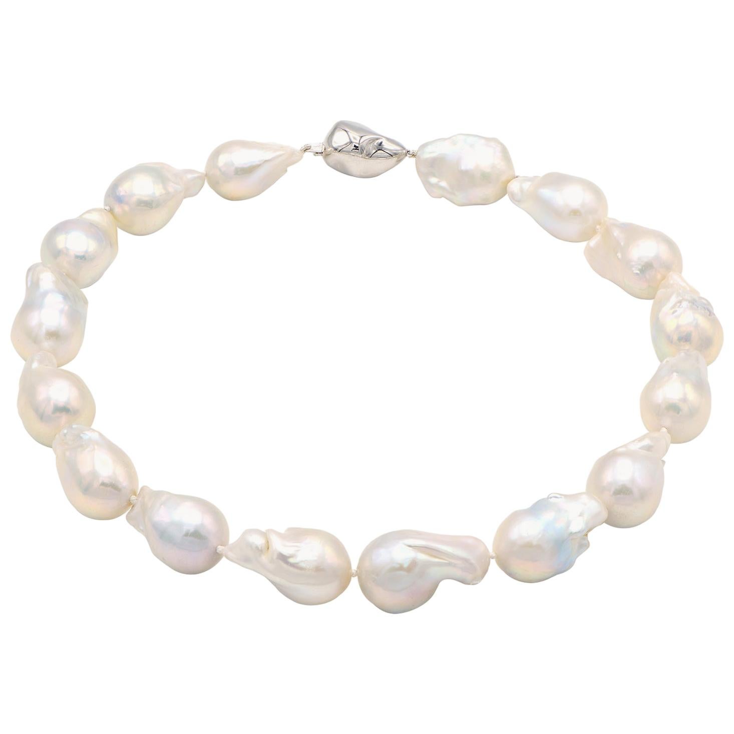 Collier baroque de perles d'eau douce blanches avec fermoir en or blanc 14 carats en vente