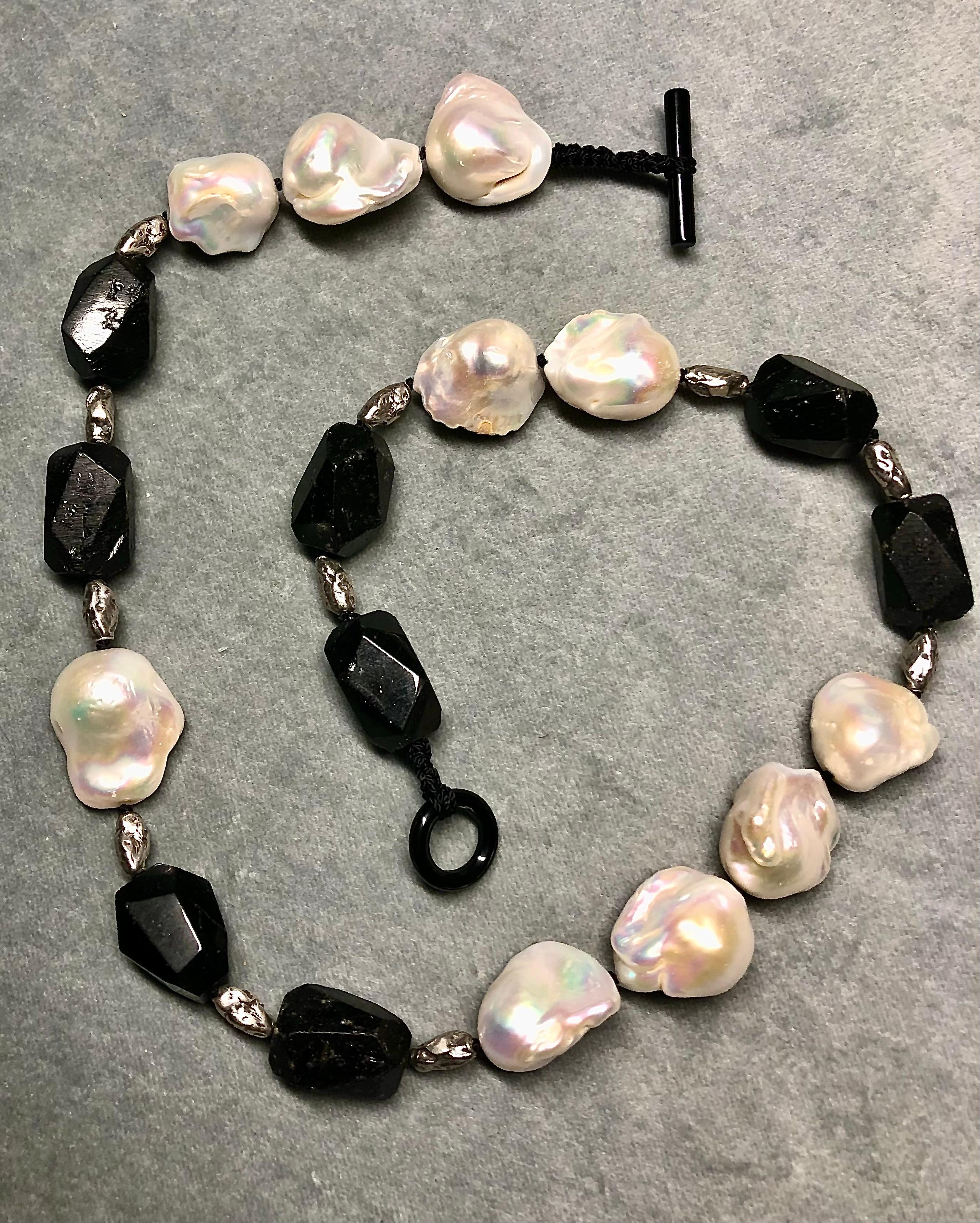 Artisan Collier baroque de perles d'eau douce blanches et de perles de tourmaline en vente