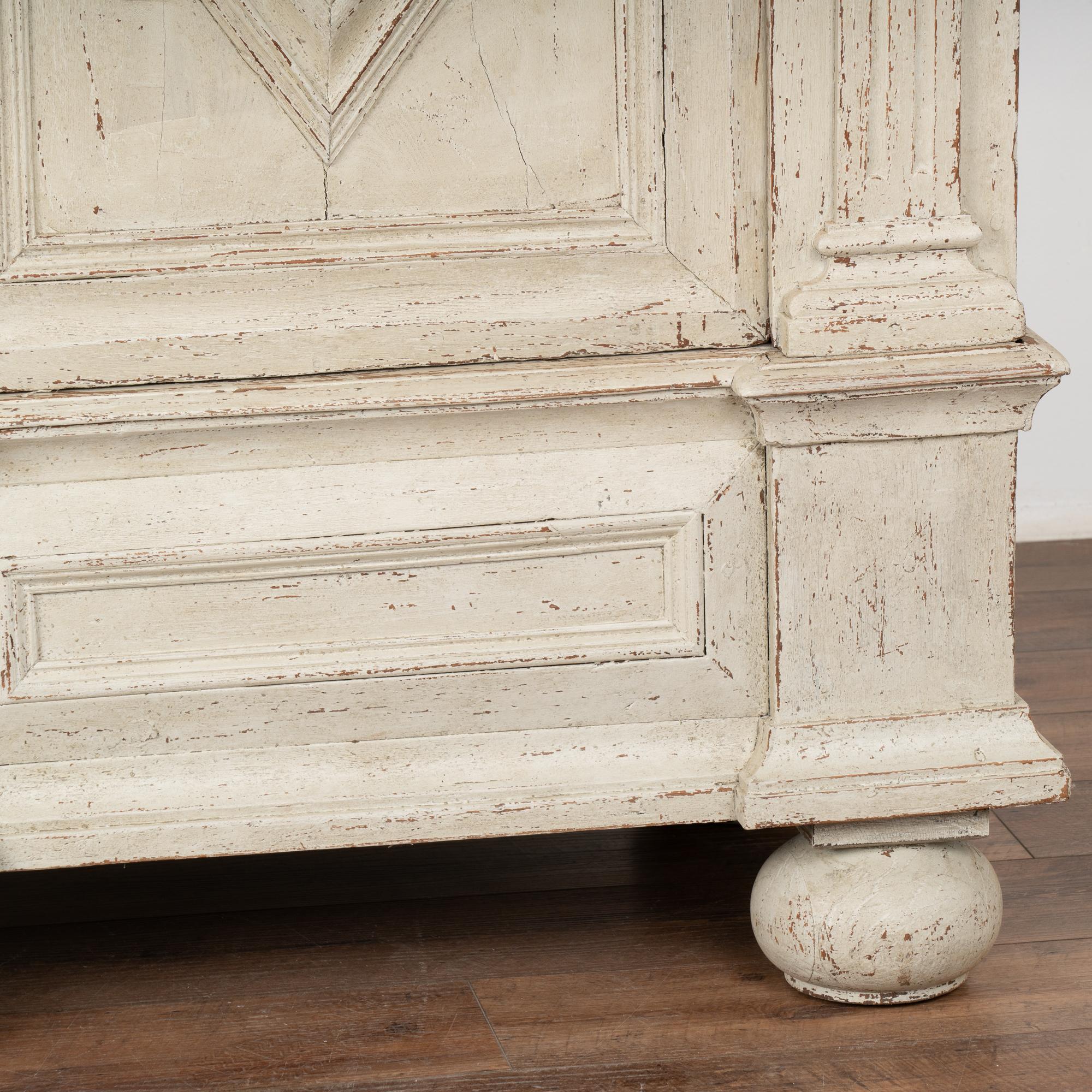 Baroque White Painted Armoire, Sweden circa 1780-1800 For Sale 6