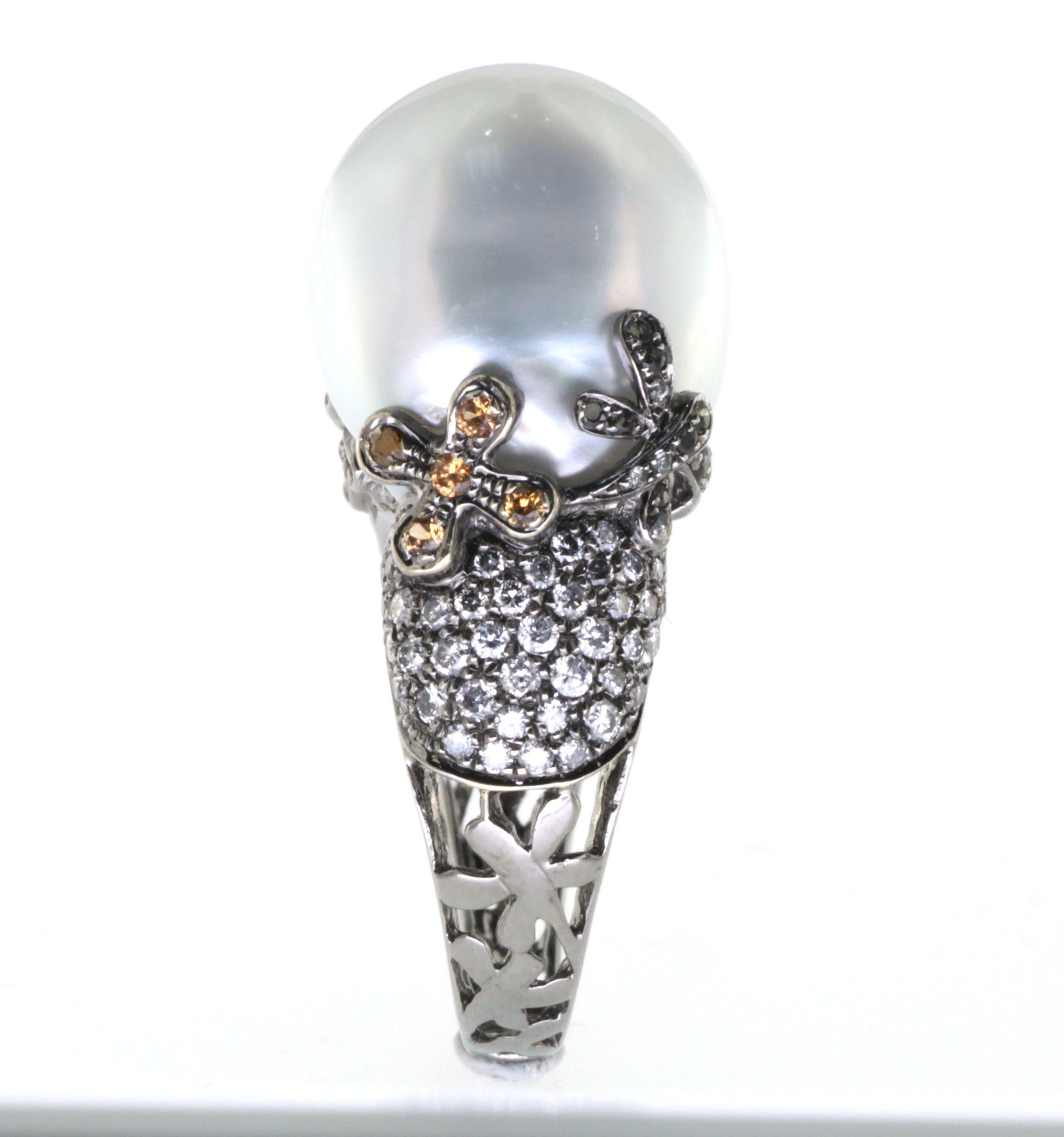 Este exquisito anillo muestra el encanto de una perla blanca barroca del mar del sur de 13 mm x 14 mm, que irradia una belleza etérea. Su distintivo tamaño de 14MM y su forma barroca, caracterizada por su forma orgánica e irregular, se convierten en