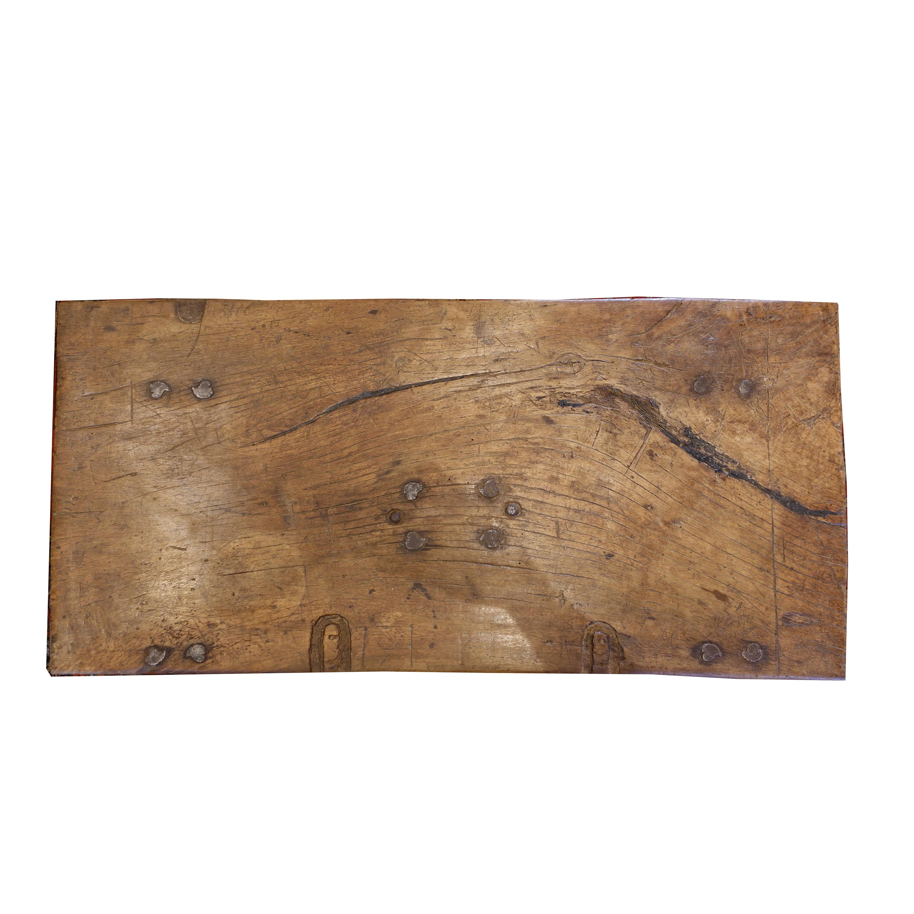 Barock Holz und Eisen Spanisch Folding Traveling Table

Anonym
Spanien; 18. Jahrhundert
Holz, Eisen

Ungefähre Größe: 27 (H) x 38 (B) x 19,5 (T) Zoll.

Ein spanischer Klapptisch aus dem 18. Jahrhundert, der sowohl historische Funktionalität als auch
