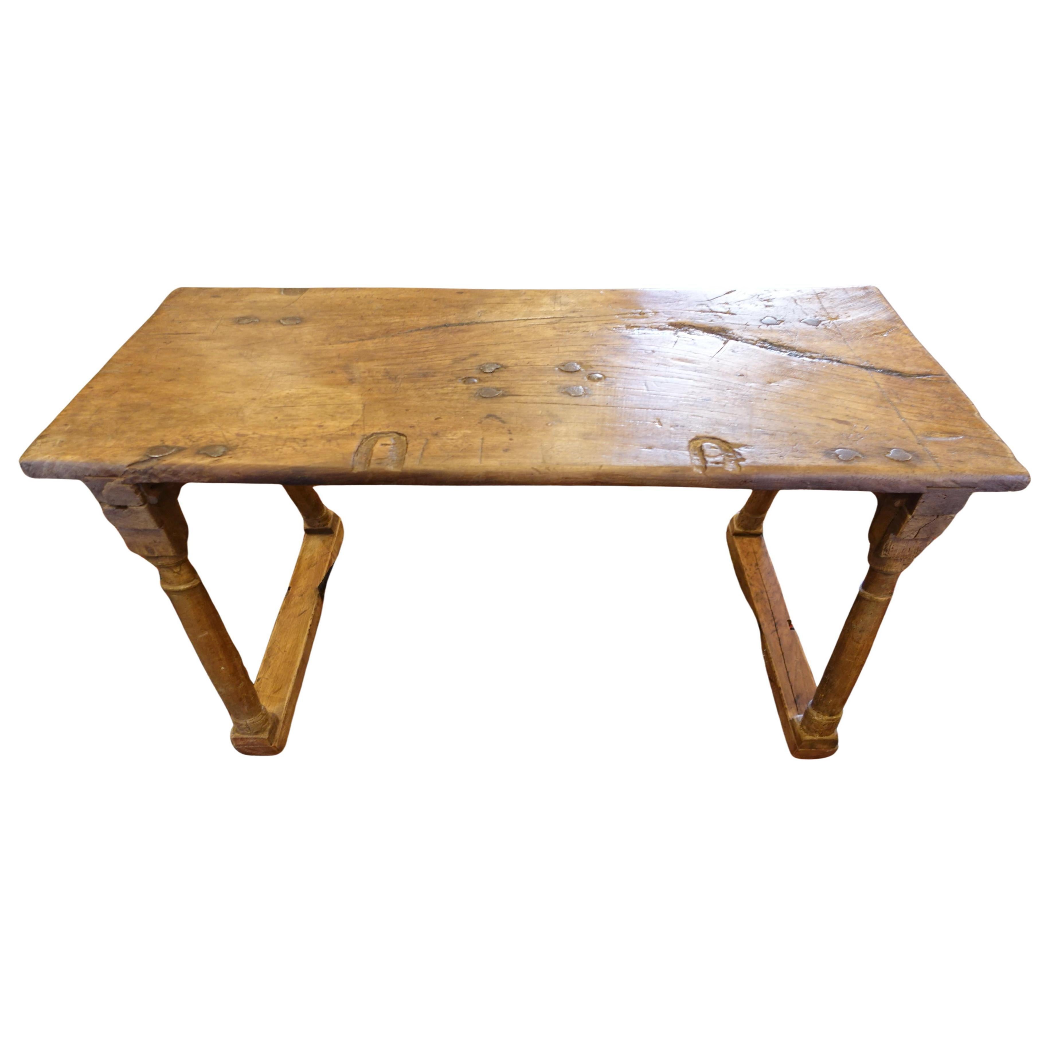 Barock Holz und Eisen Spanisch Folding Traveling Table (Handgeschnitzt) im Angebot