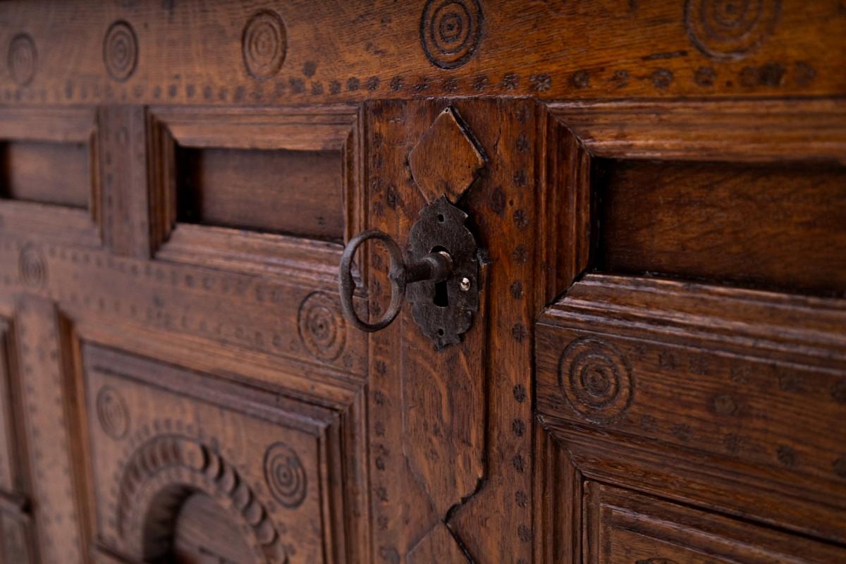 Barocke Holztruhe aus dem Barock von 1781. (18. Jahrhundert) im Angebot