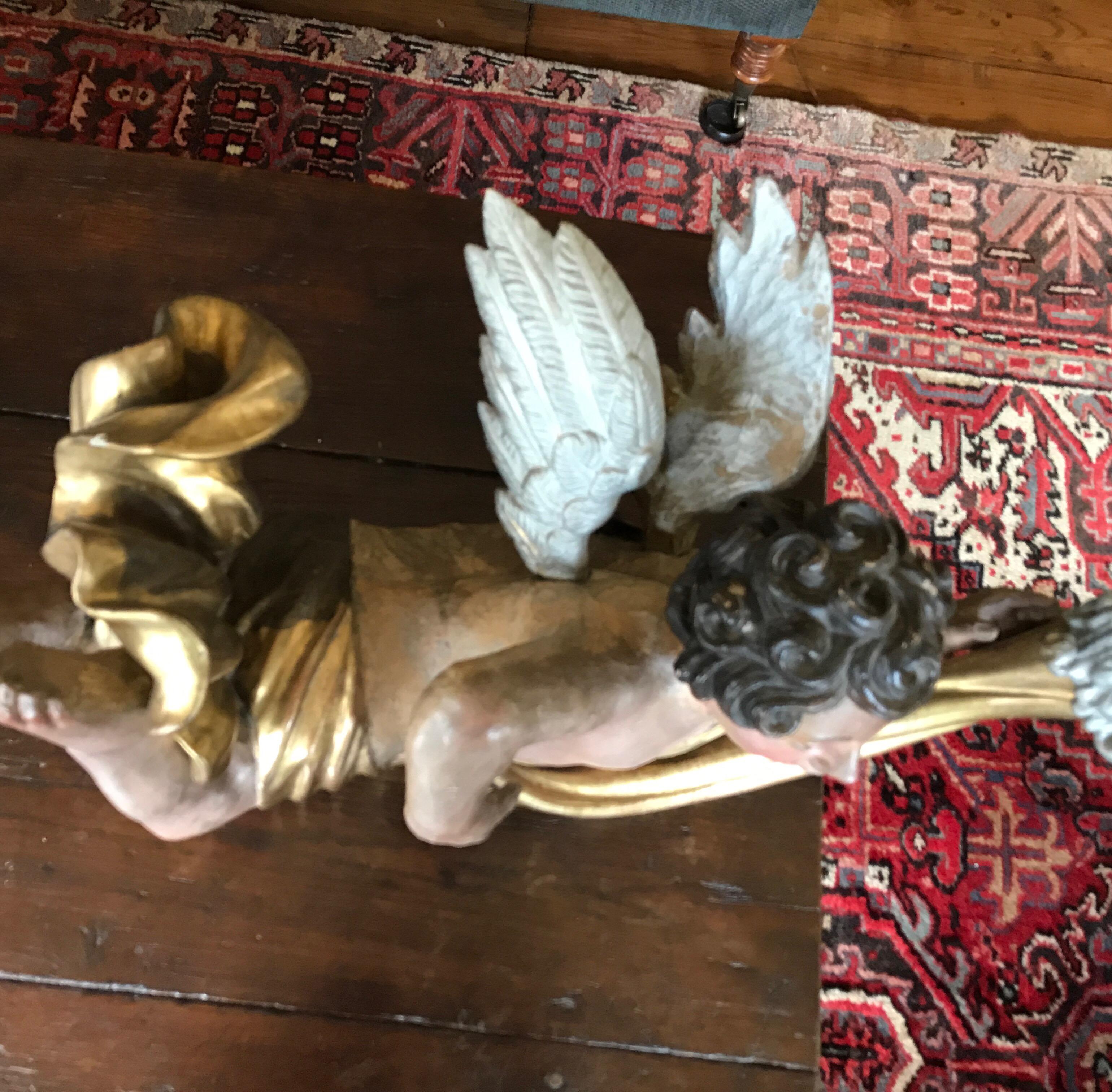 Baroque Wooden Polychrome Angel, 17th Century In Excellent Condition For Sale In Diest, Vlaams Brabant