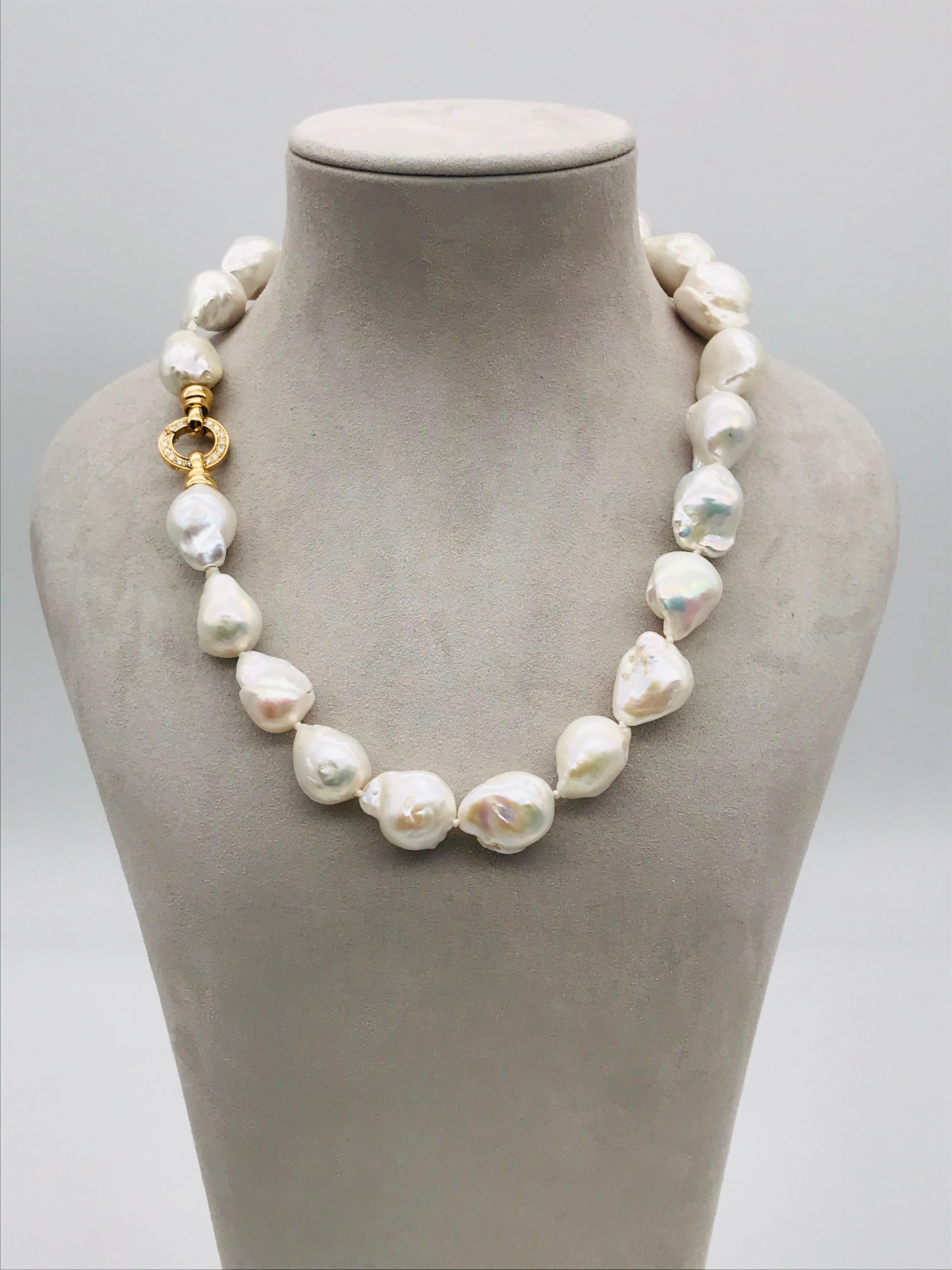 Baroques Pearls Necklaces with Gold and Diamonds Clasp In New Condition In Vannes, FR